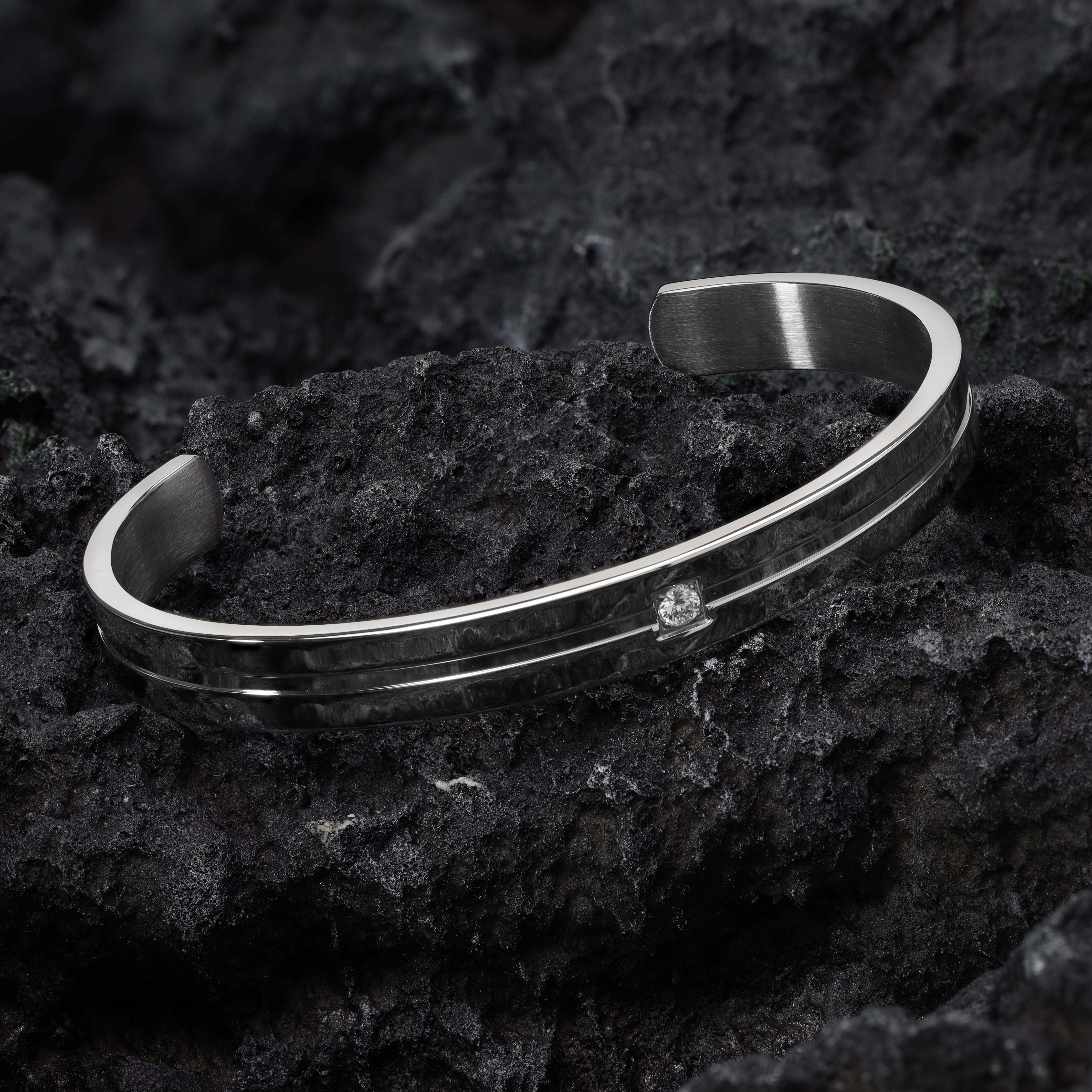 Bangle bracelet 8mm wide with sparkling zirconia stone made of stainless steel
