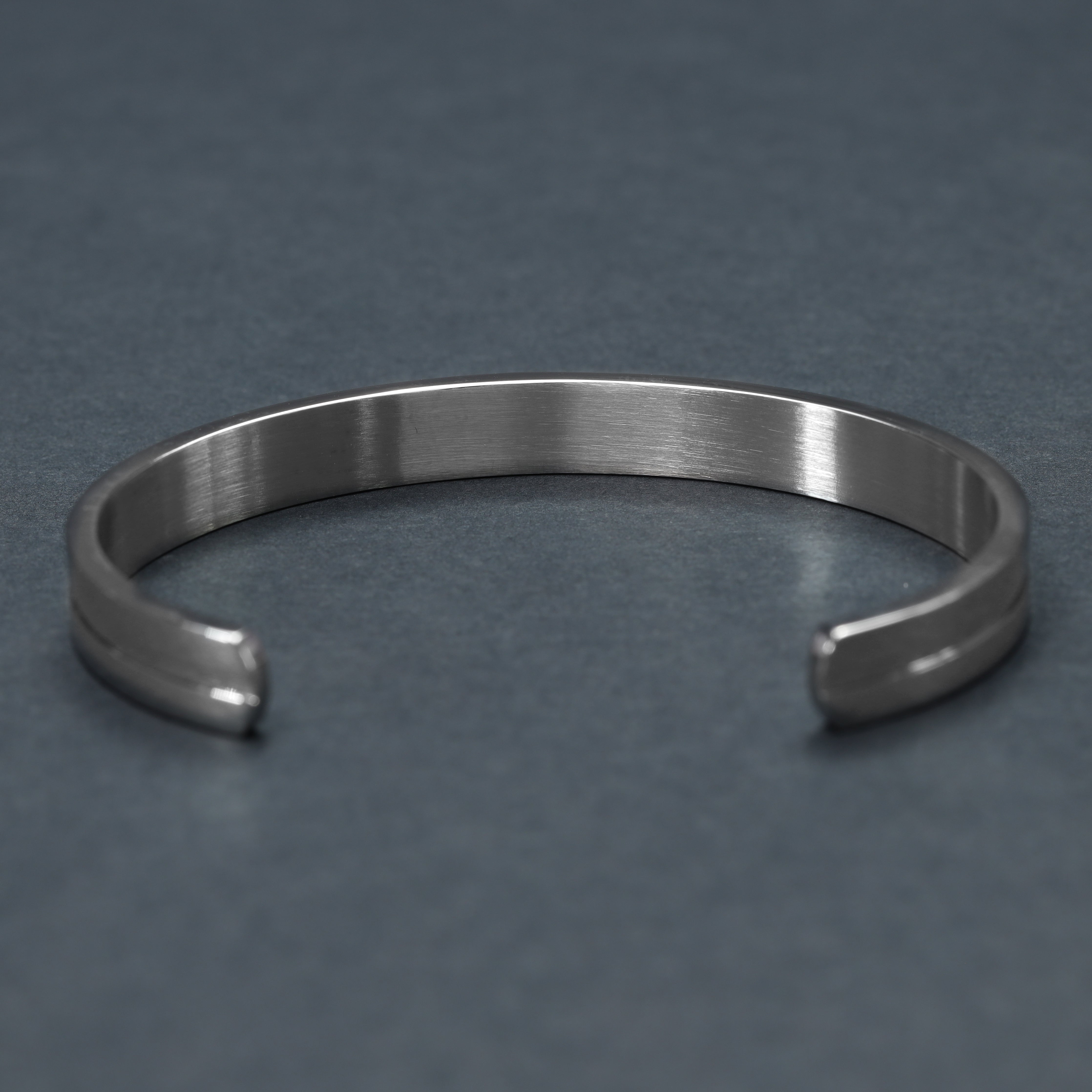 Bangle bracelet 8mm wide with sparkling zirconia stone made of stainless steel