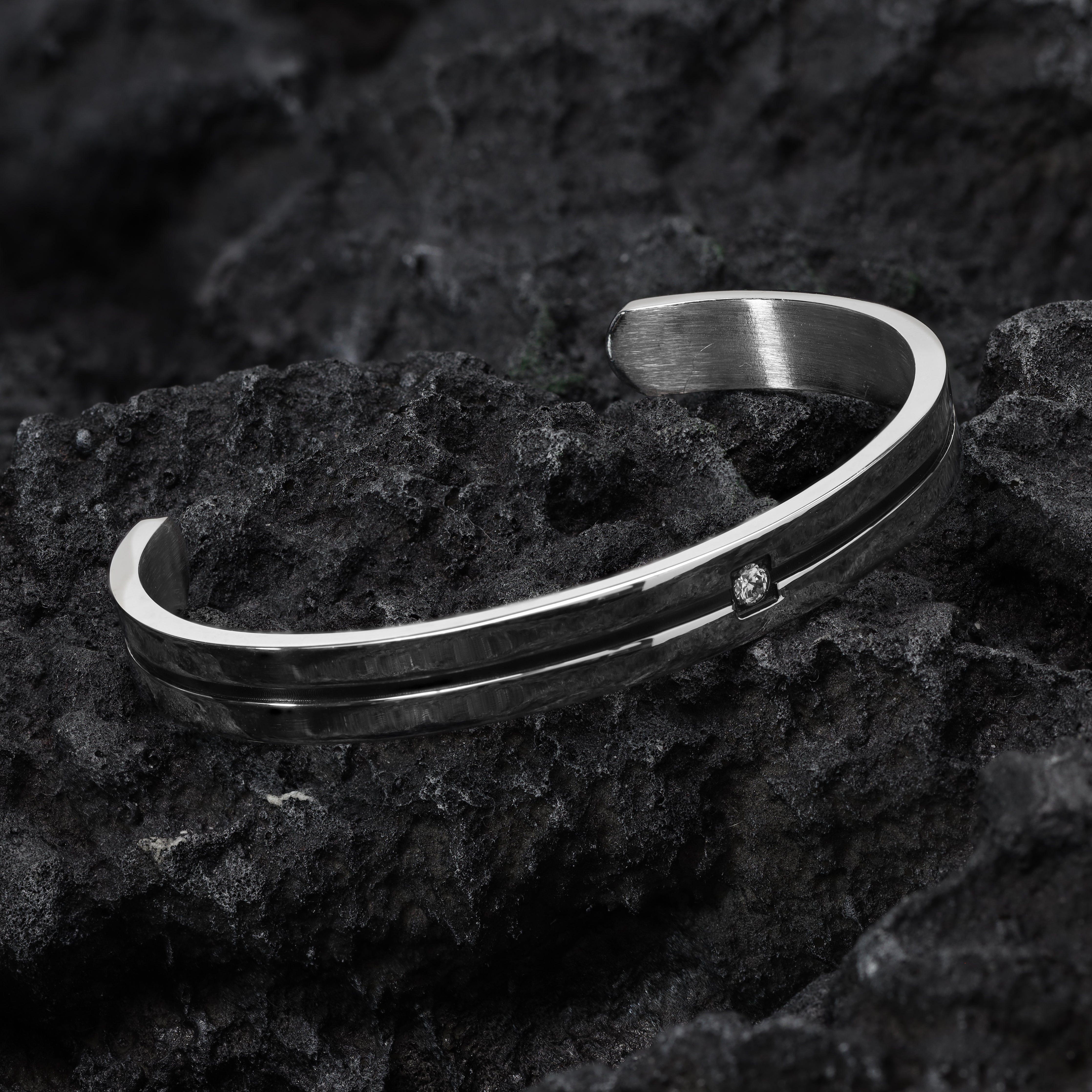 Armreif Armband mit Zirkoniastein und schwarzer Emaille 8mm breit aus Edelstahl - Taipan Schmuck