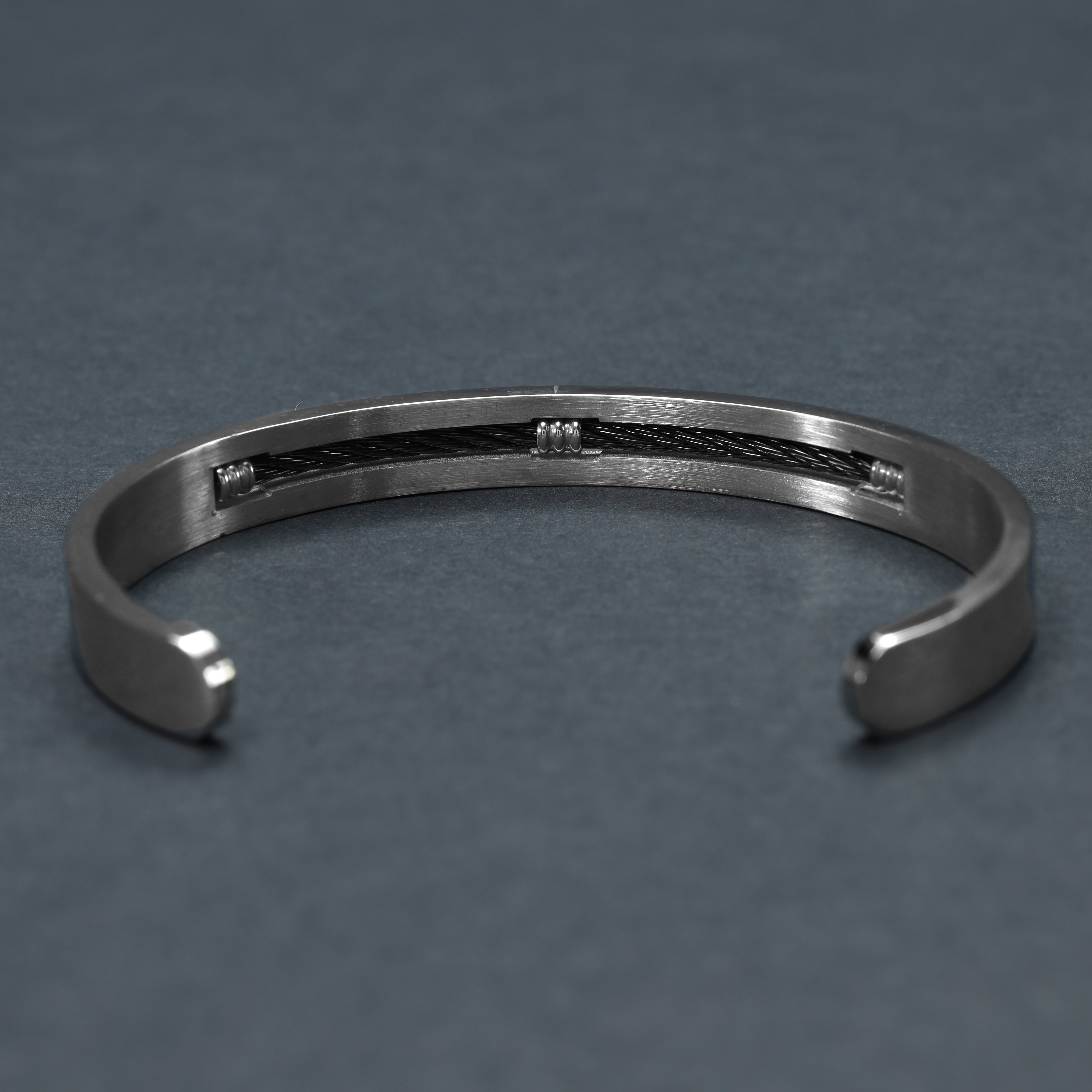 10mm bangle bracelet with curb chain element made of stainless steel