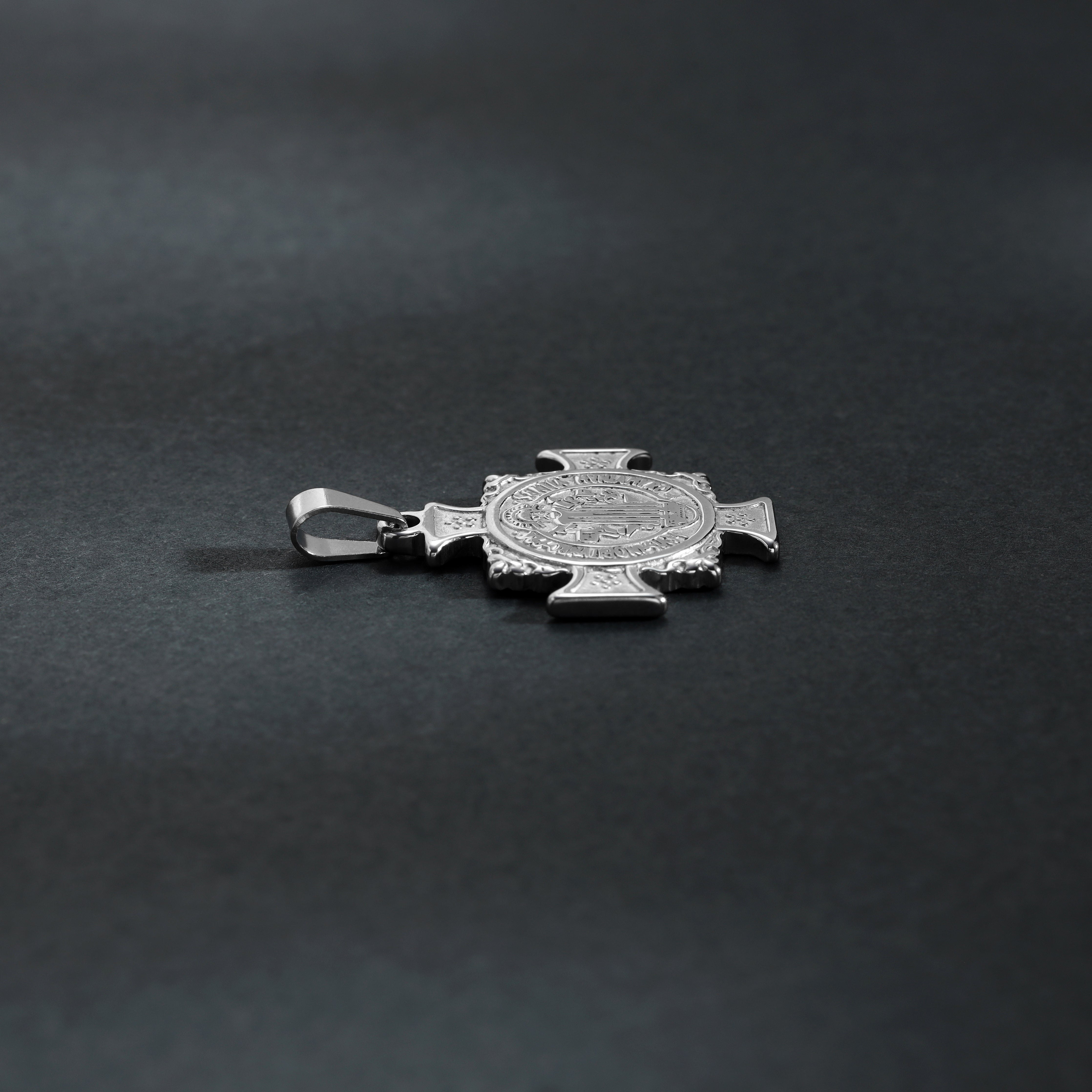Verschiedene Kreuz Anhänger aus Edelstahl Iced Out Stil Kreuz / Heiliger Benedikt / Ankh Kreuz / Kreuz Medaillon - Taipan Schmuck