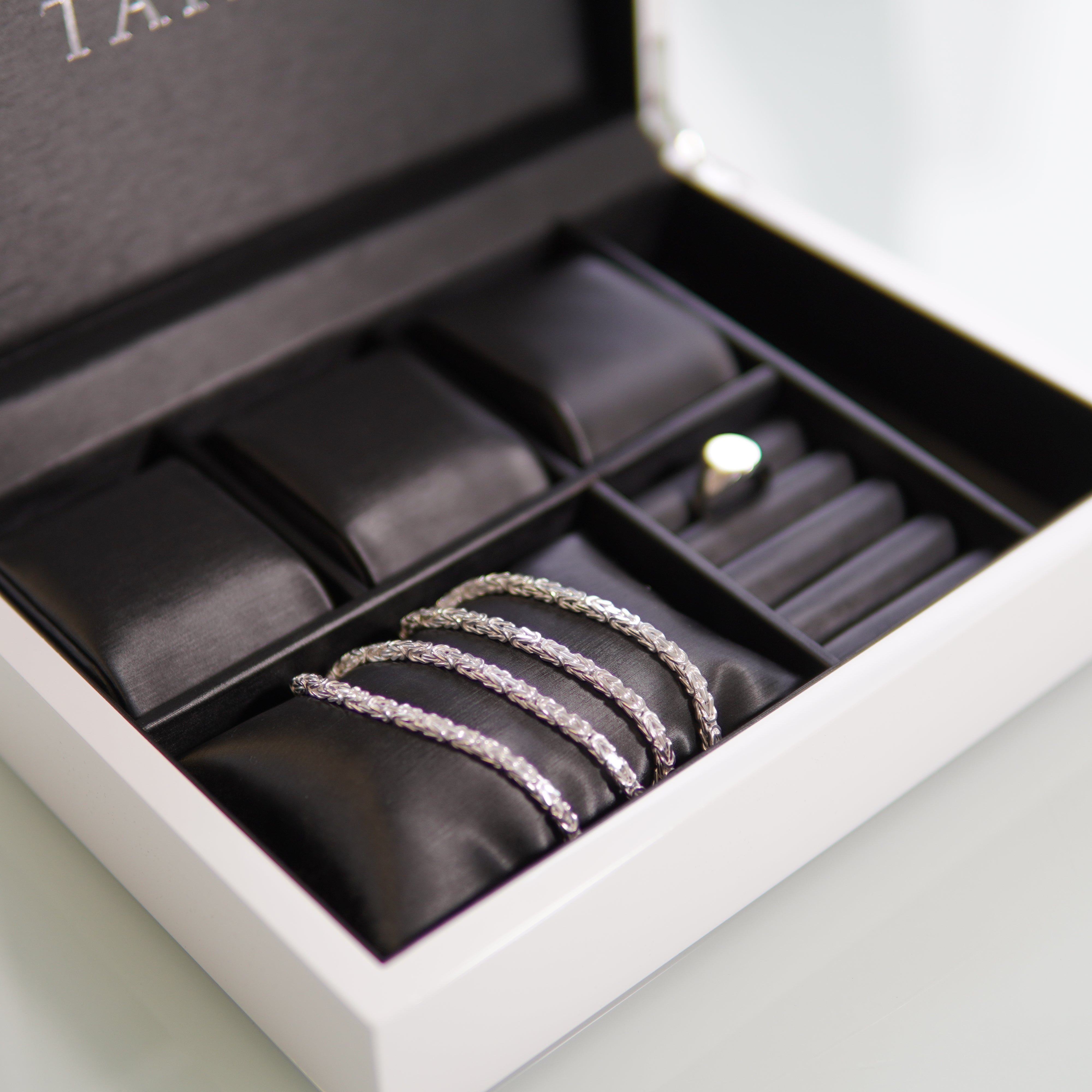 Edle Schmuckbox aus Holz zur Aufbewahrung deiner Schmuckstücke - Taipan Schmuck