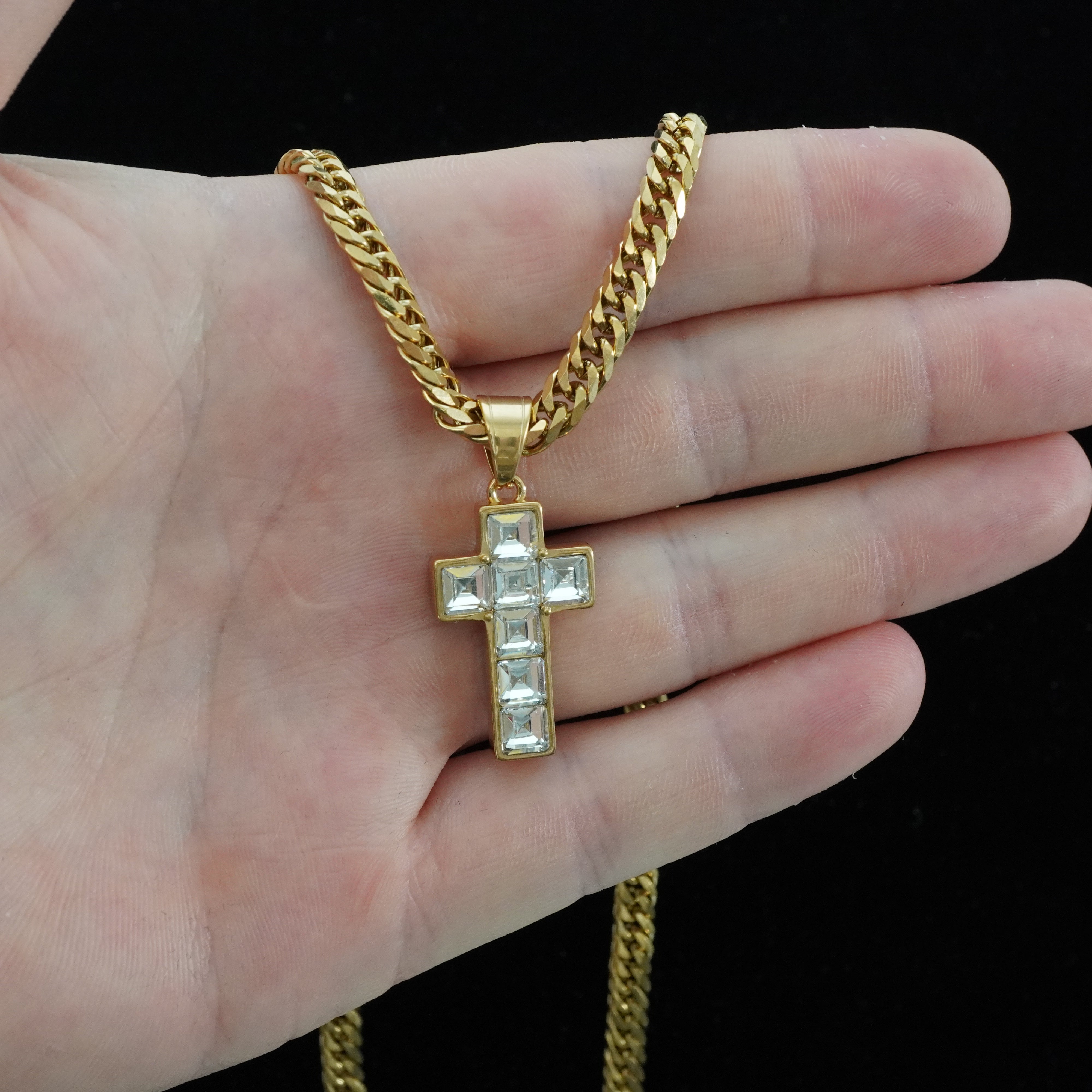 Kreuz Anhänger Iced Out Stil aus Edelstahl vergoldet
