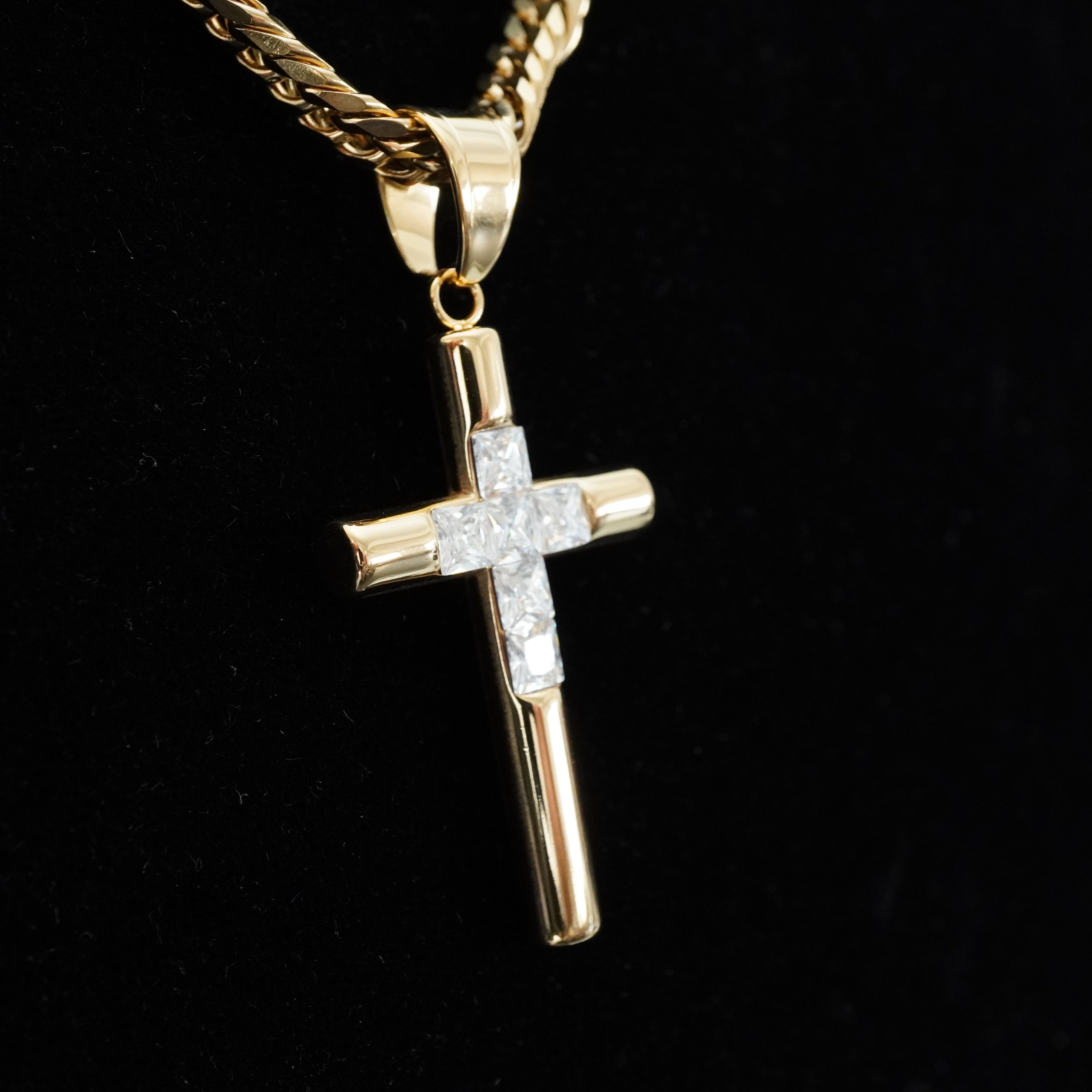 Kreuz Anhänger Iced Out Stil aus Edelstahl vergoldet