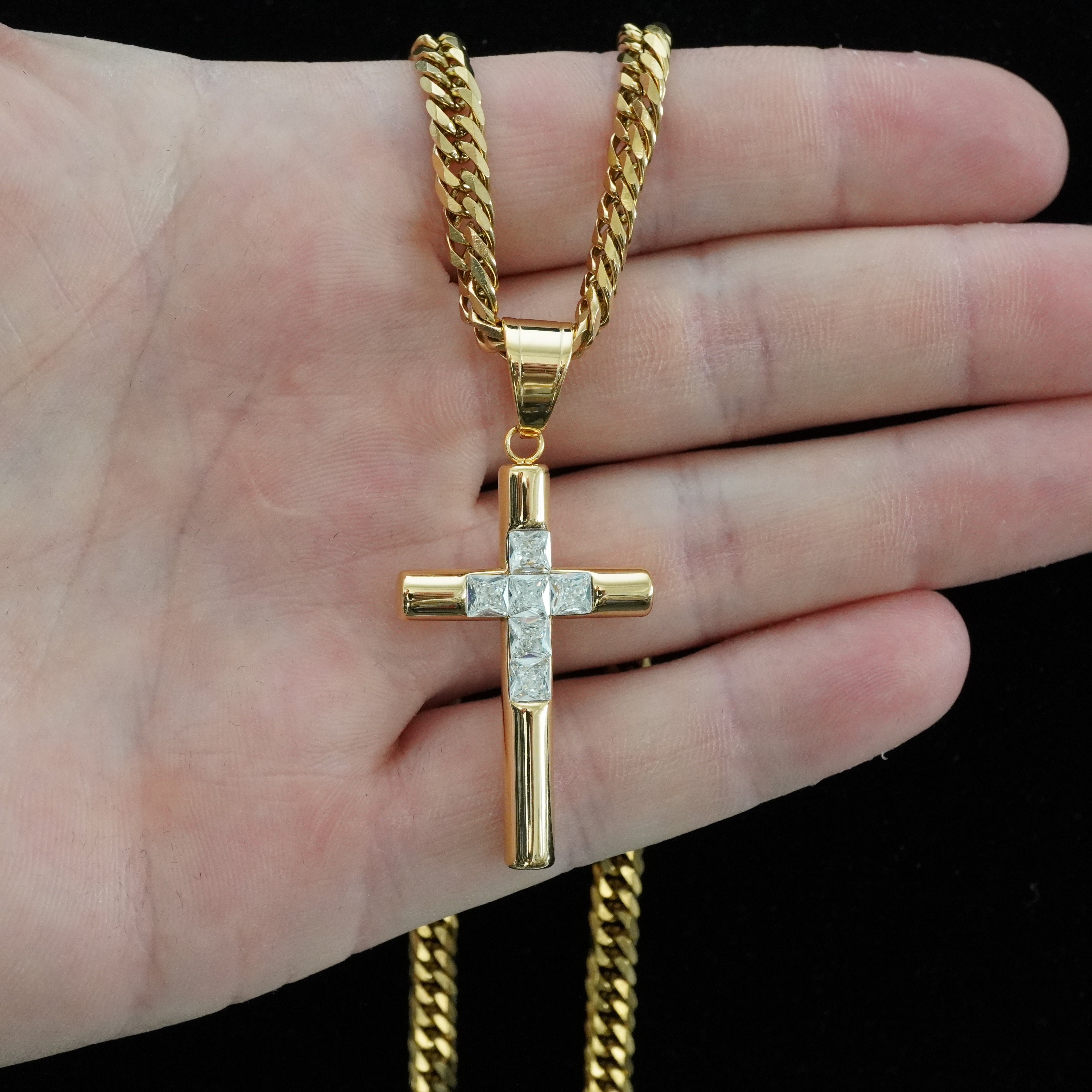 Kreuz Anhänger Iced Out Stil aus Edelstahl vergoldet