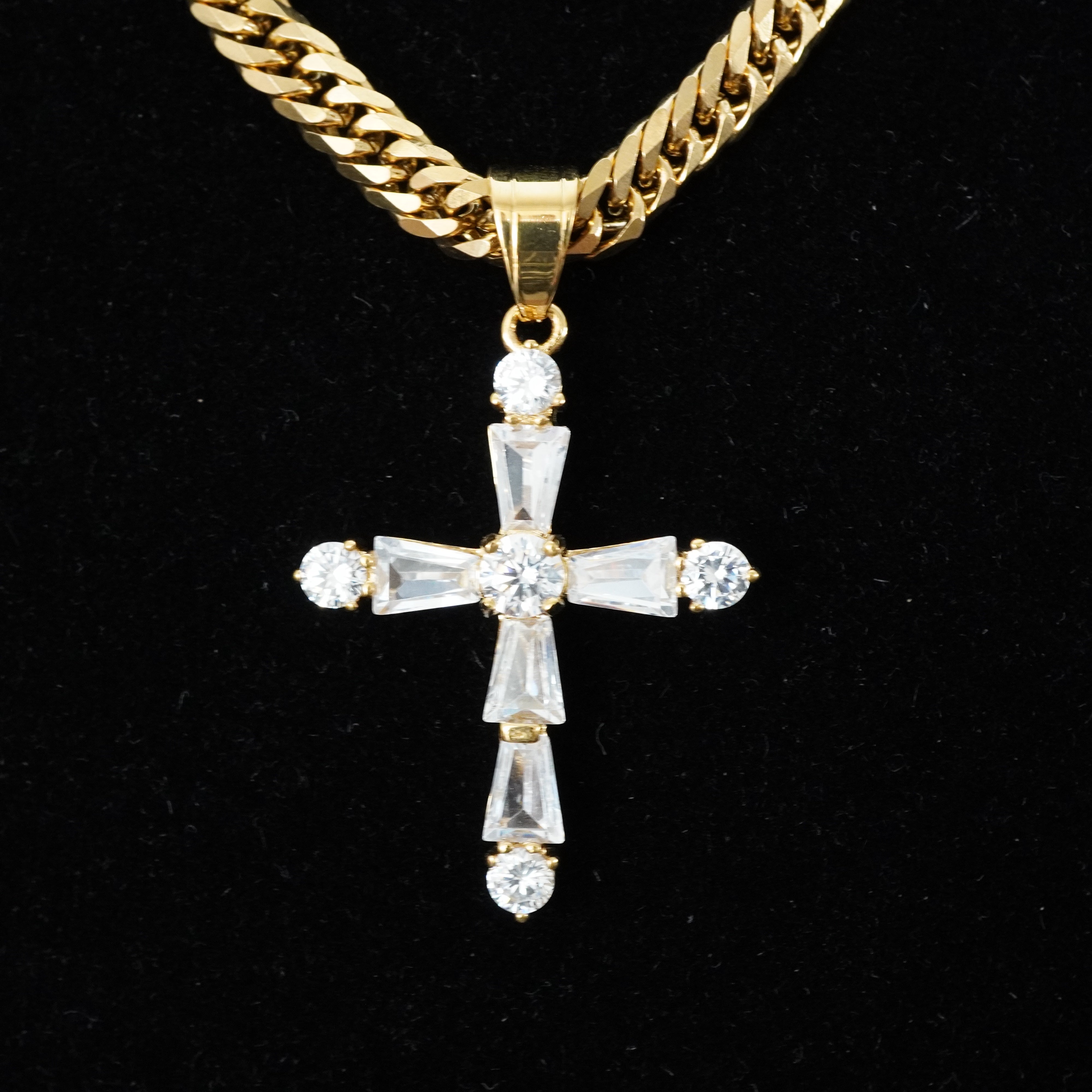 Kreuz Anhänger Iced Out Stil aus Edelstahl vergoldet