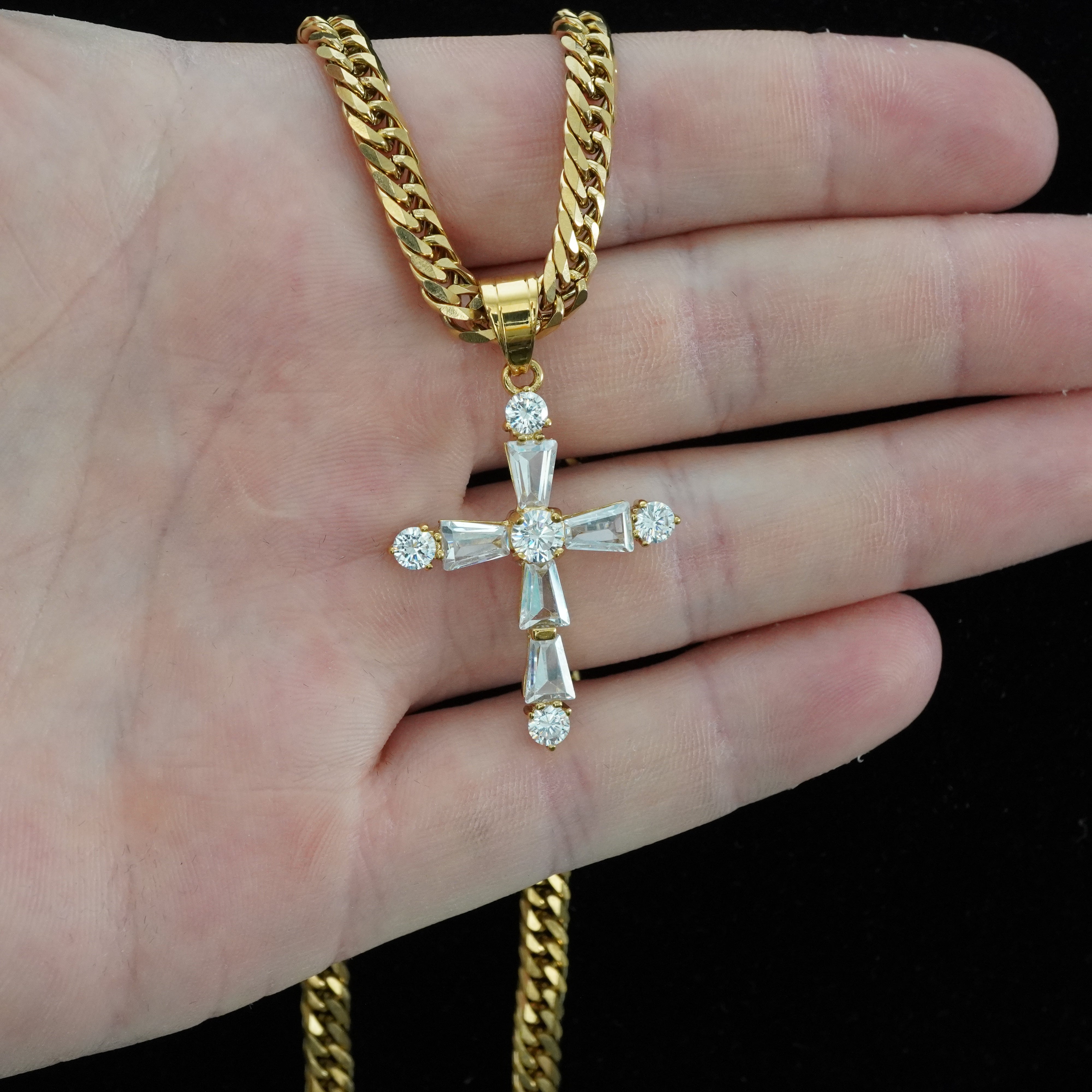 Kreuz Anhänger Iced Out Stil aus Edelstahl vergoldet