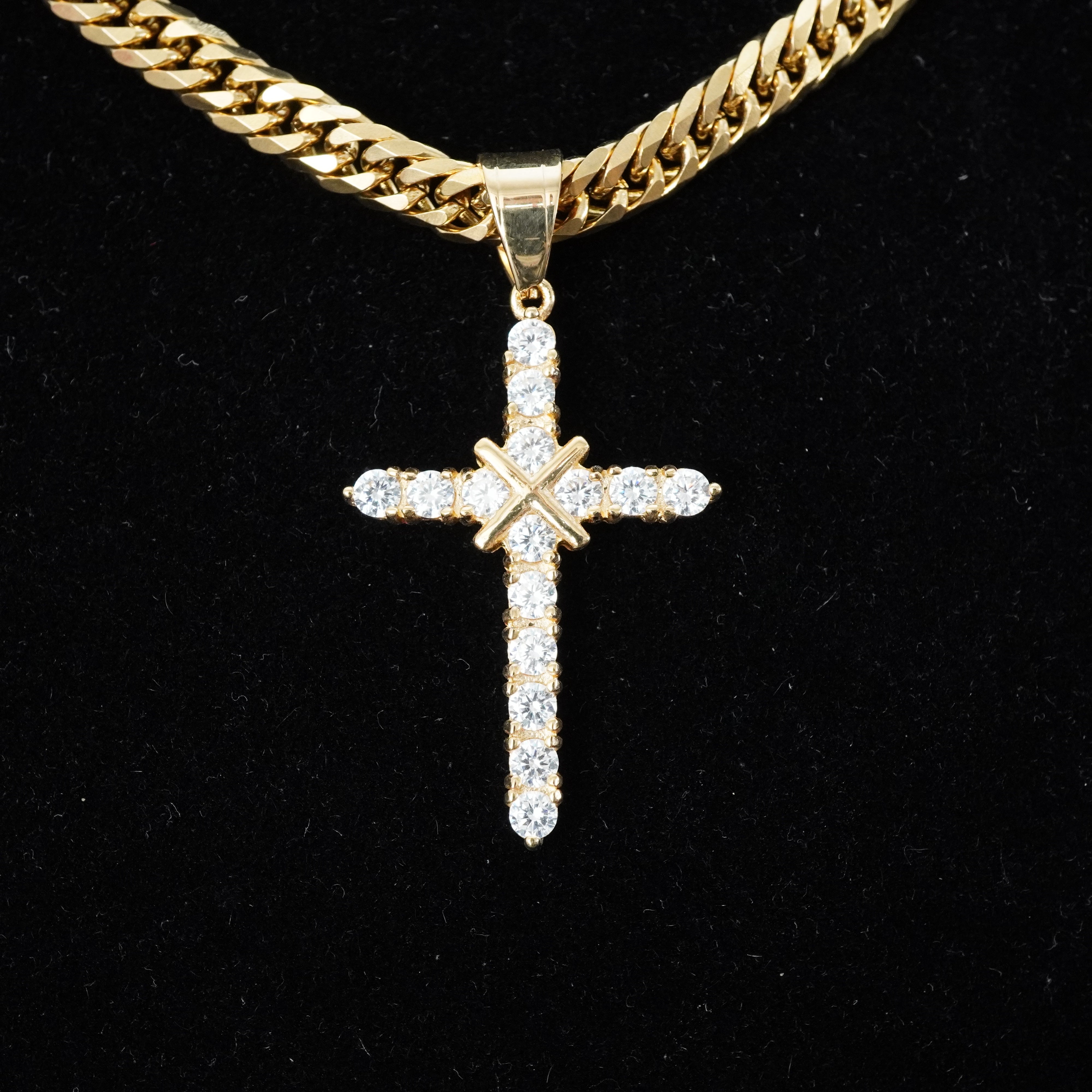 Kreuz Anhänger Iced Out Stil aus Edelstahl vergoldet