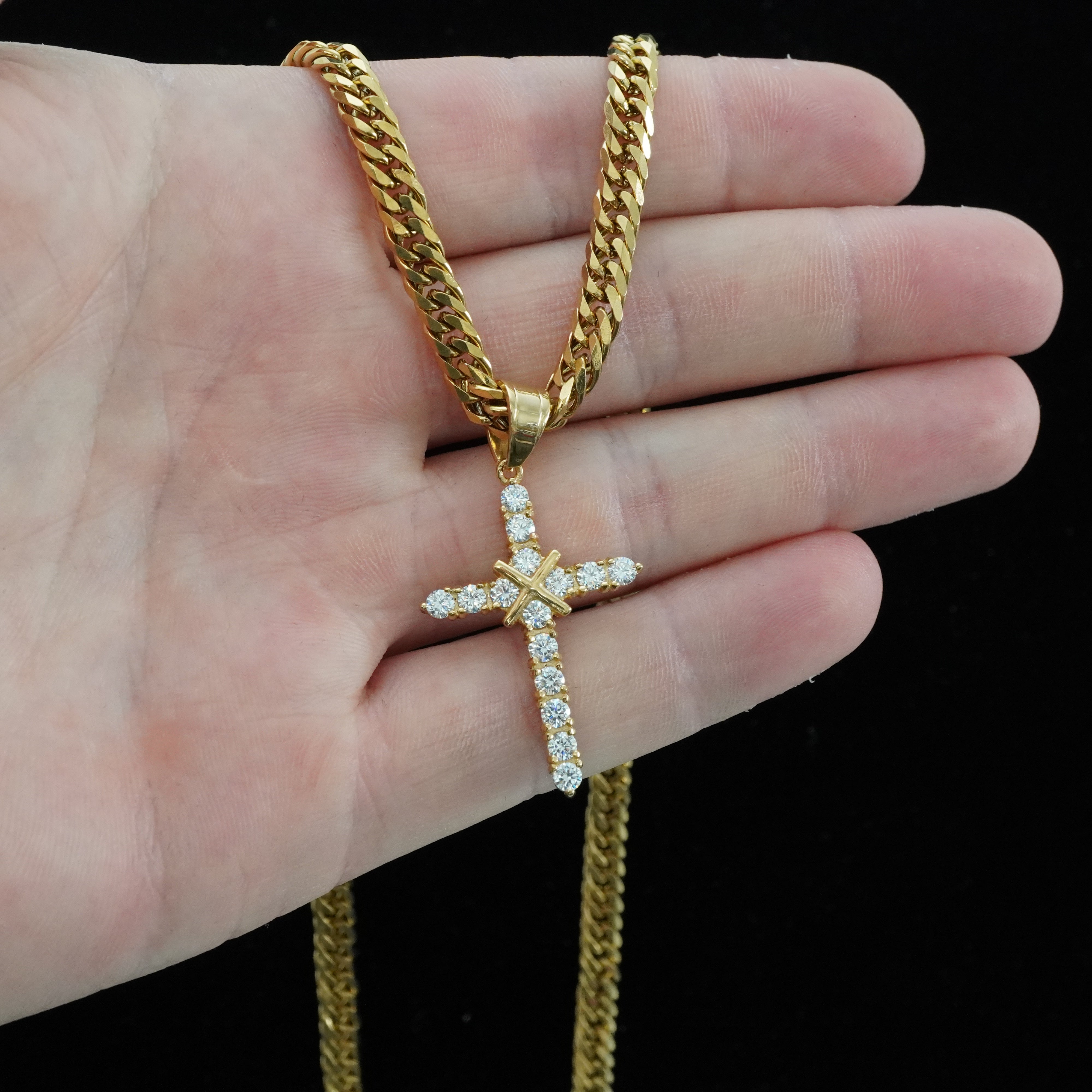 Kreuz Anhänger Iced Out Stil aus Edelstahl vergoldet