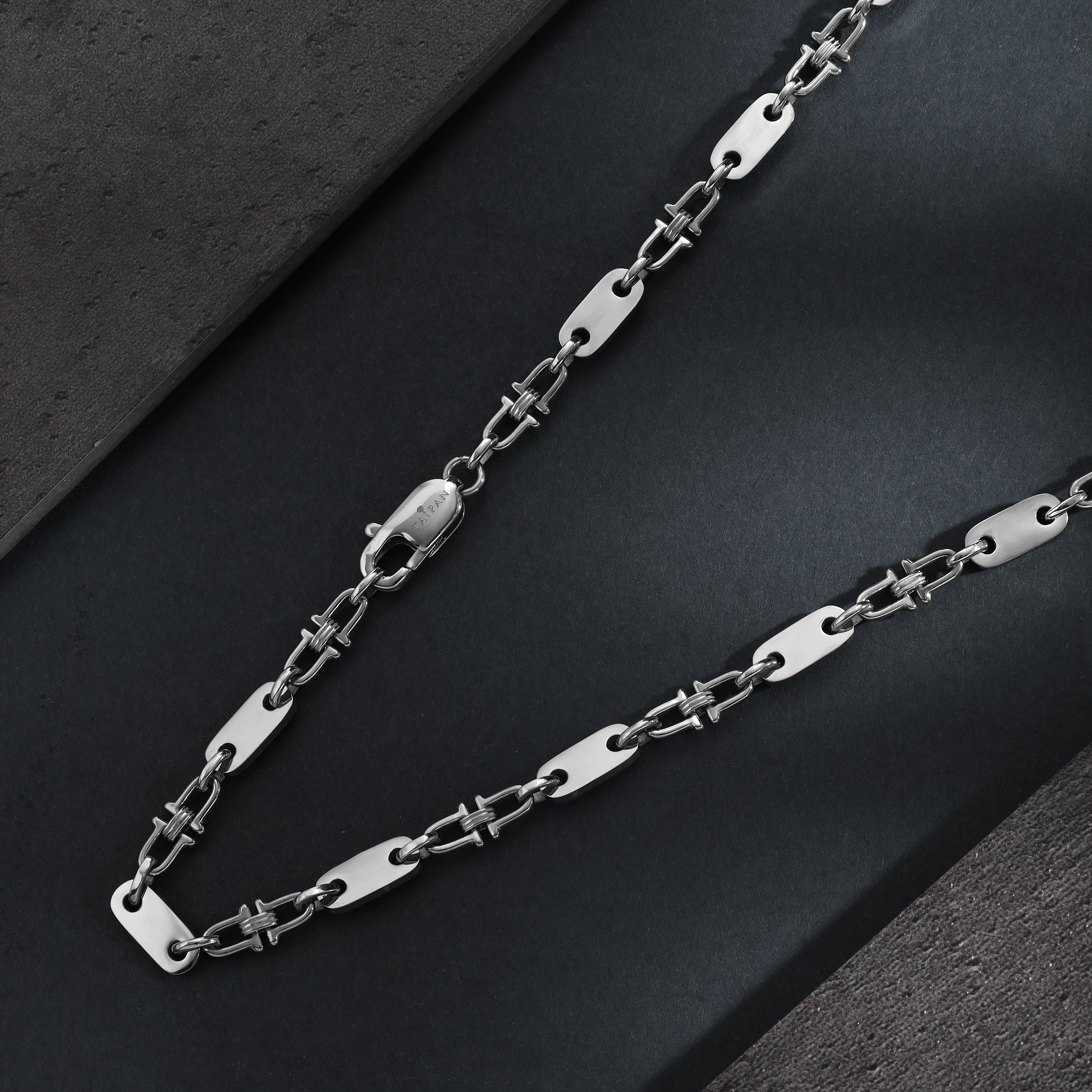 Plattenkette mit beweglichen Steigbügeln 5mm breit aus Edelstahl - Taipan Schmuck