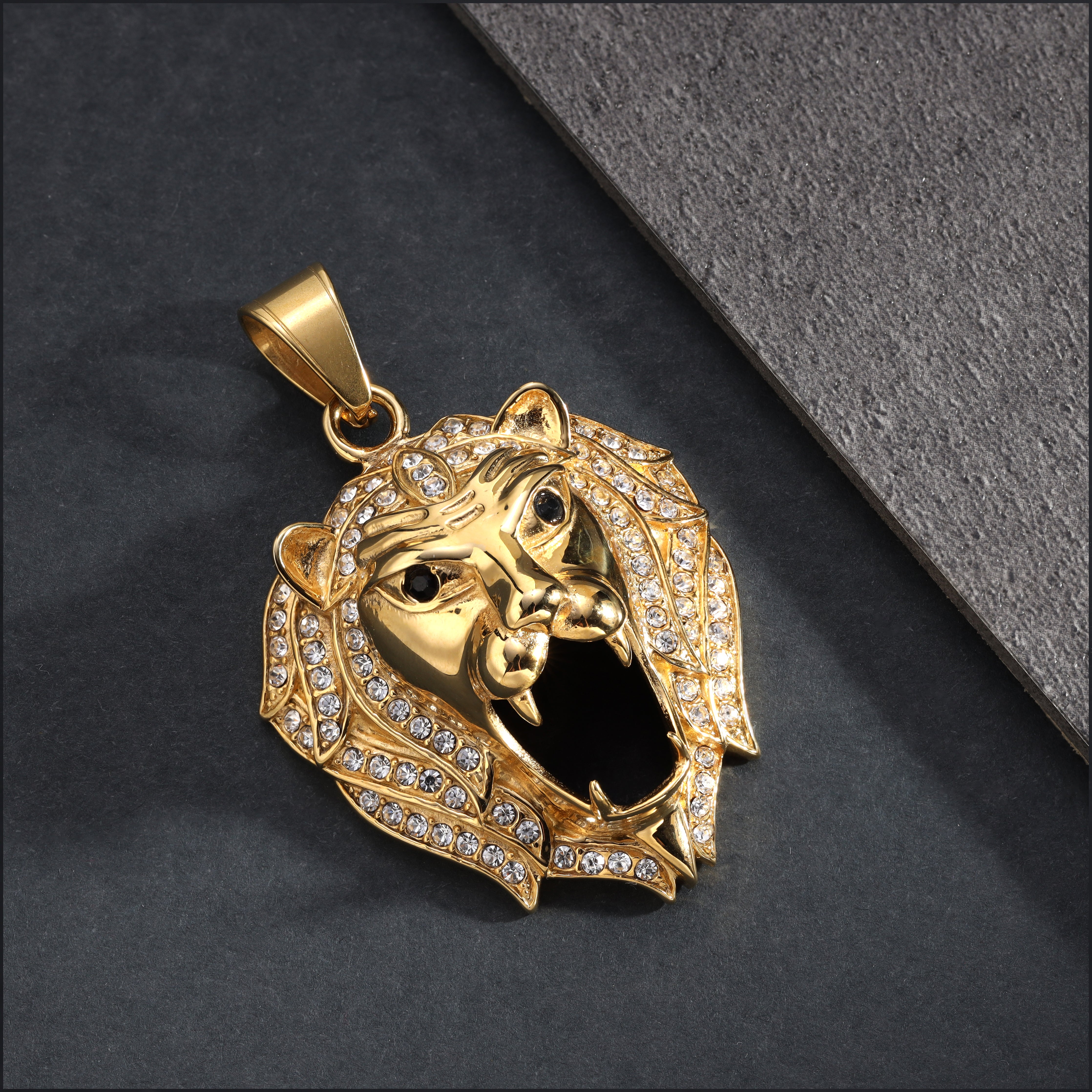 Großer Iced Out Stil Löwe Anhänger aus Edelstahl 18K Vergoldet - Taipan Schmuck