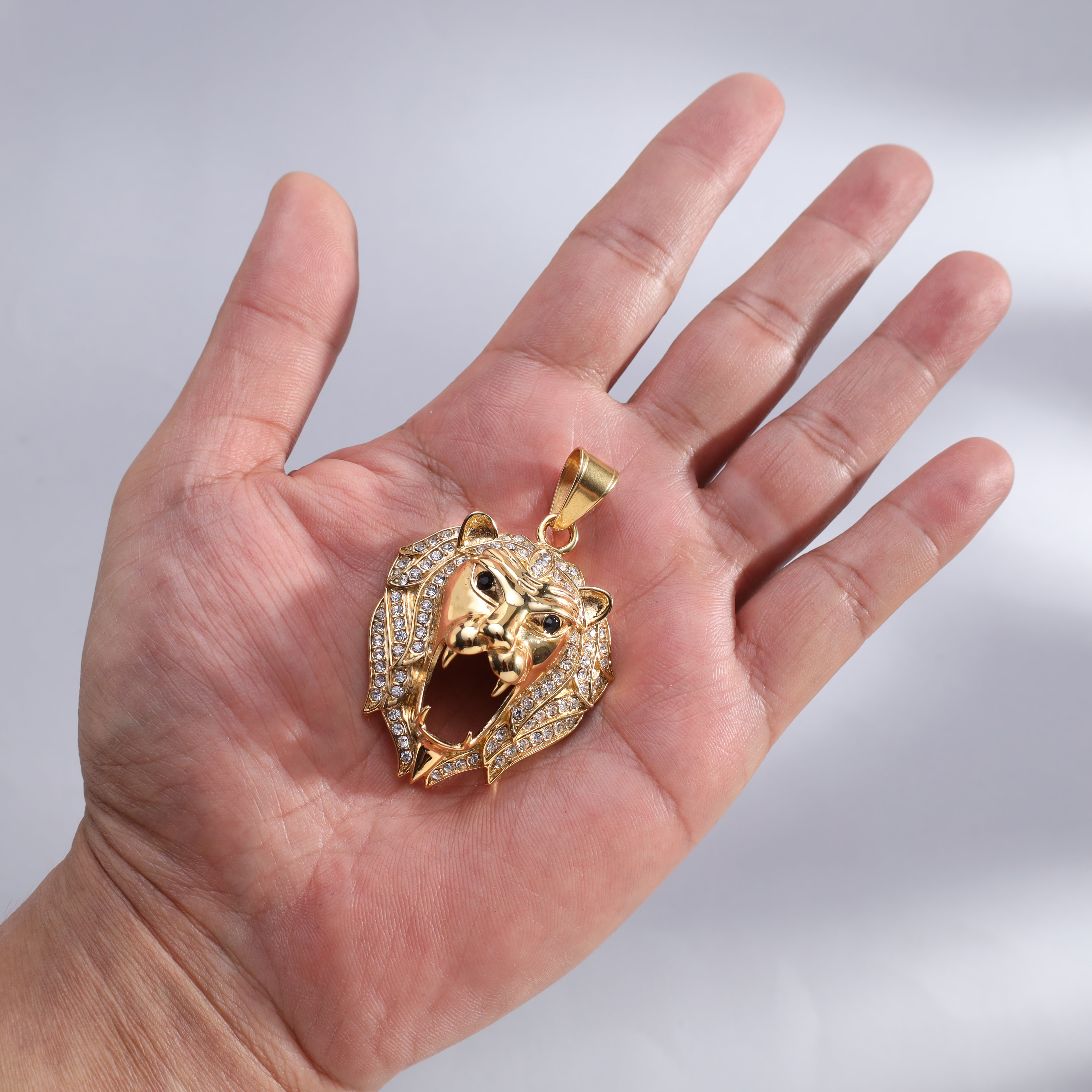 Großer Iced Out Stil Löwe Anhänger aus Edelstahl 18K Vergoldet - Taipan Schmuck