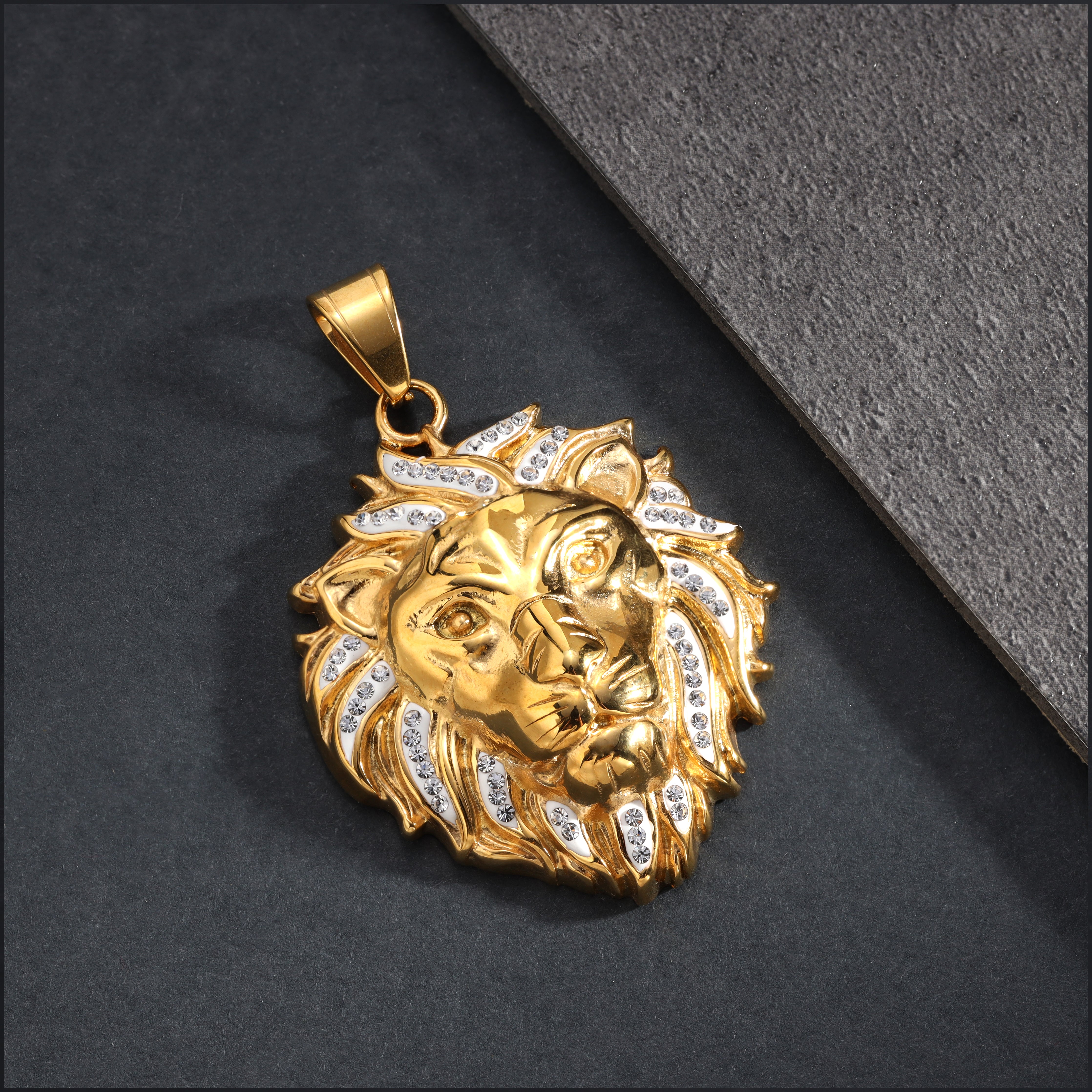 Großer Iced Out Stil Löwe Anhänger aus Edelstahl 18K vergoldet - Taipan Schmuck