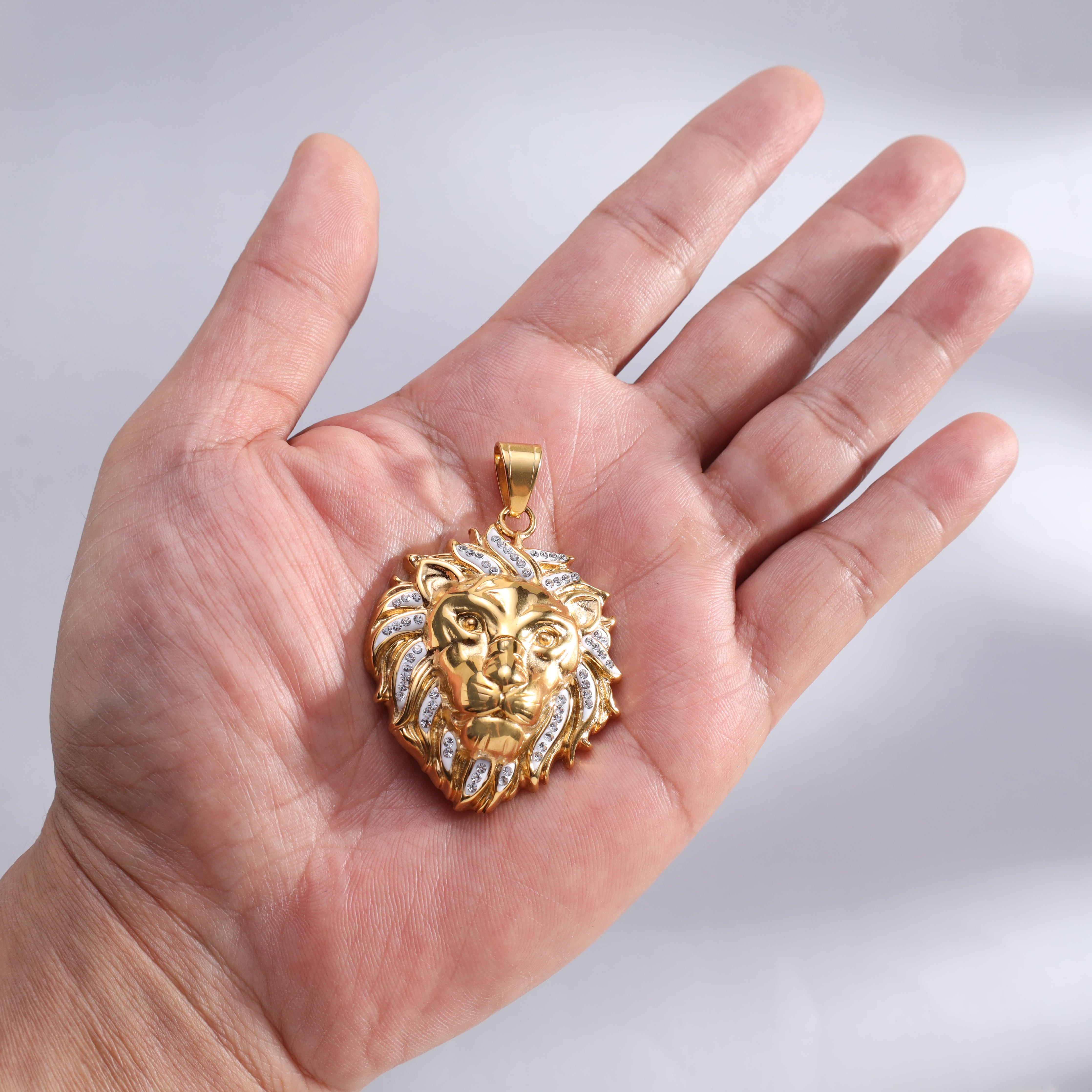 Großer Iced Out Stil Löwe Anhänger aus Edelstahl 18K vergoldet - Taipan Schmuck