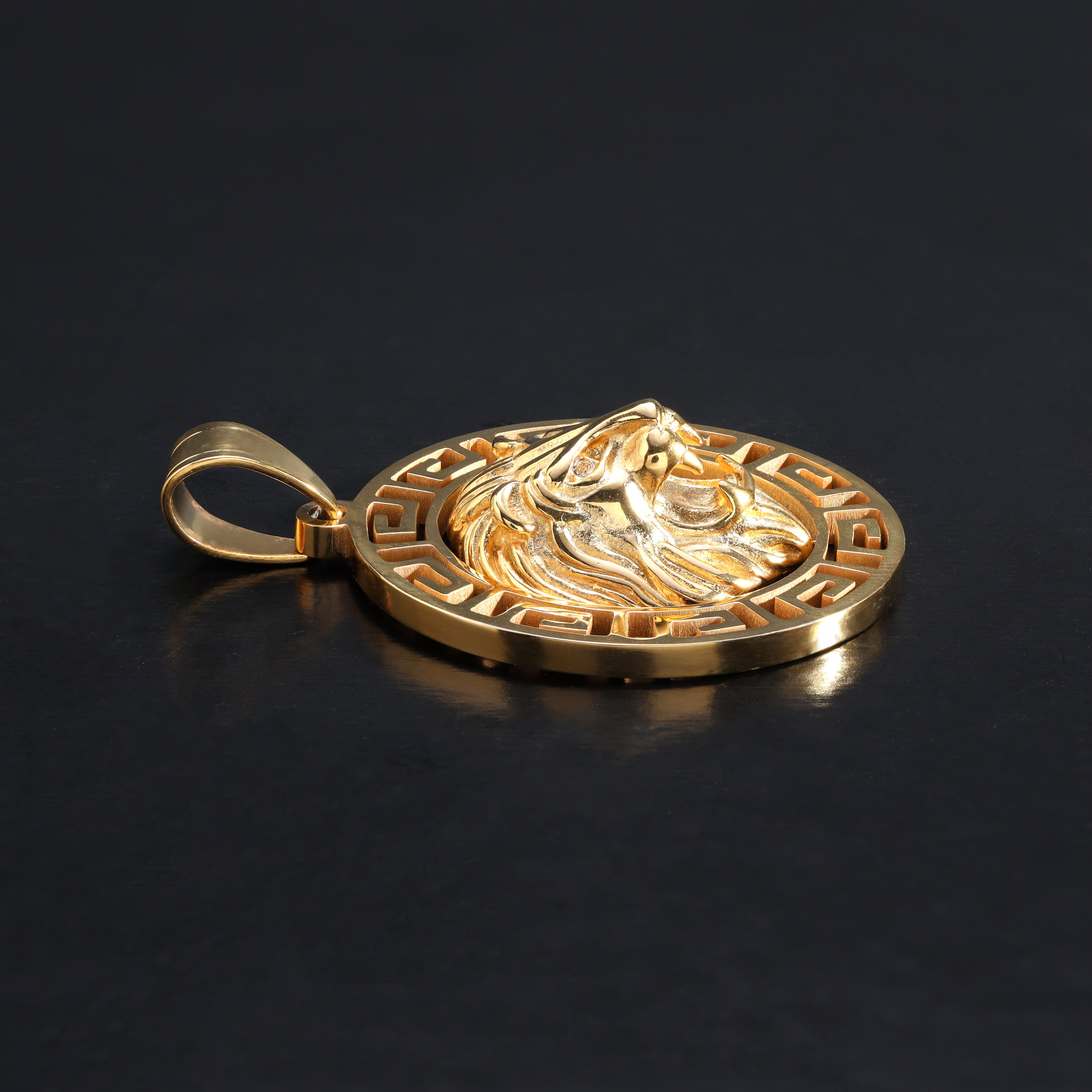 Löwe mit Greek Design Anhänger aus Edelstahl 18K vergoldet - Taipan Schmuck