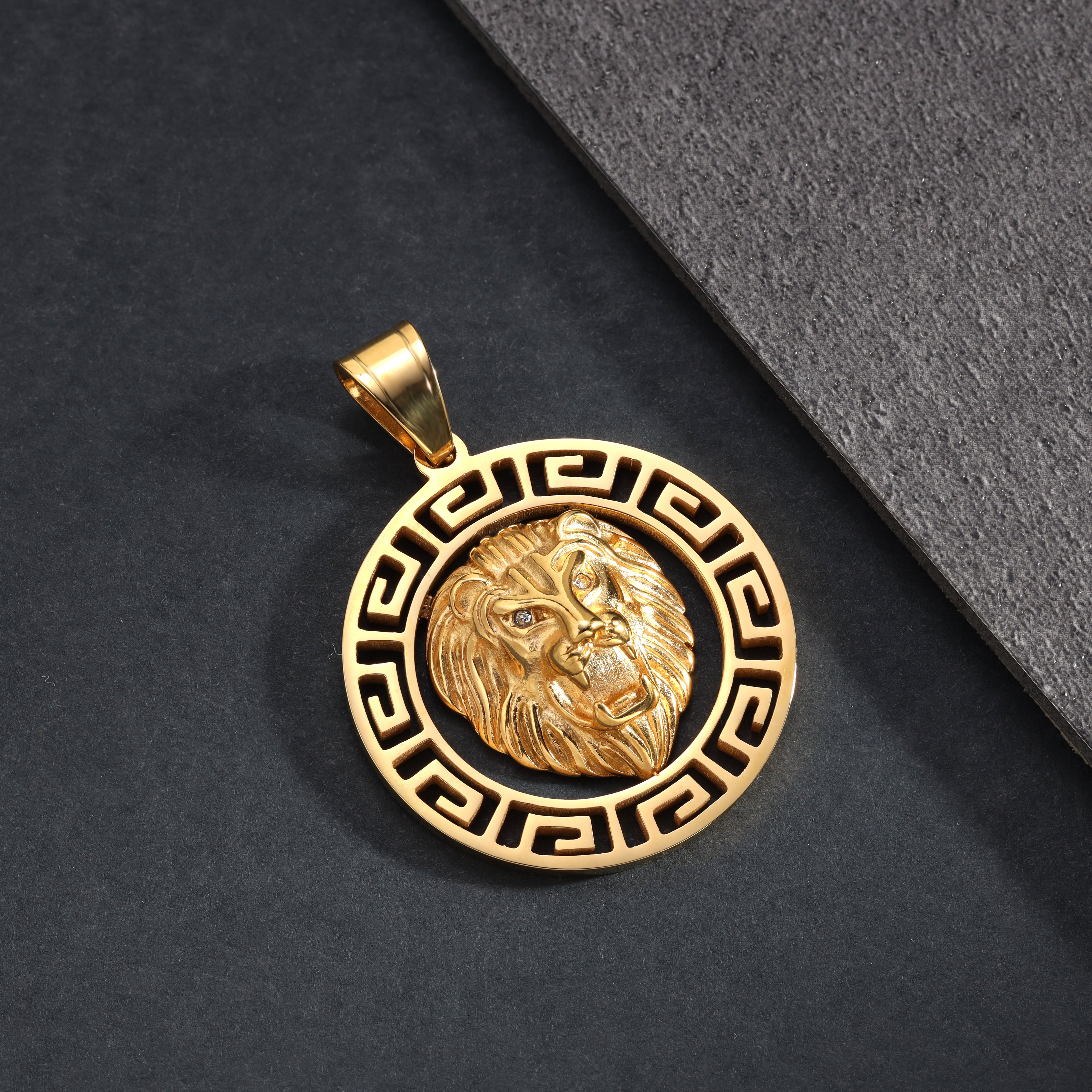 Löwe mit Greek Design Anhänger aus Edelstahl 18K vergoldet - Taipan Schmuck