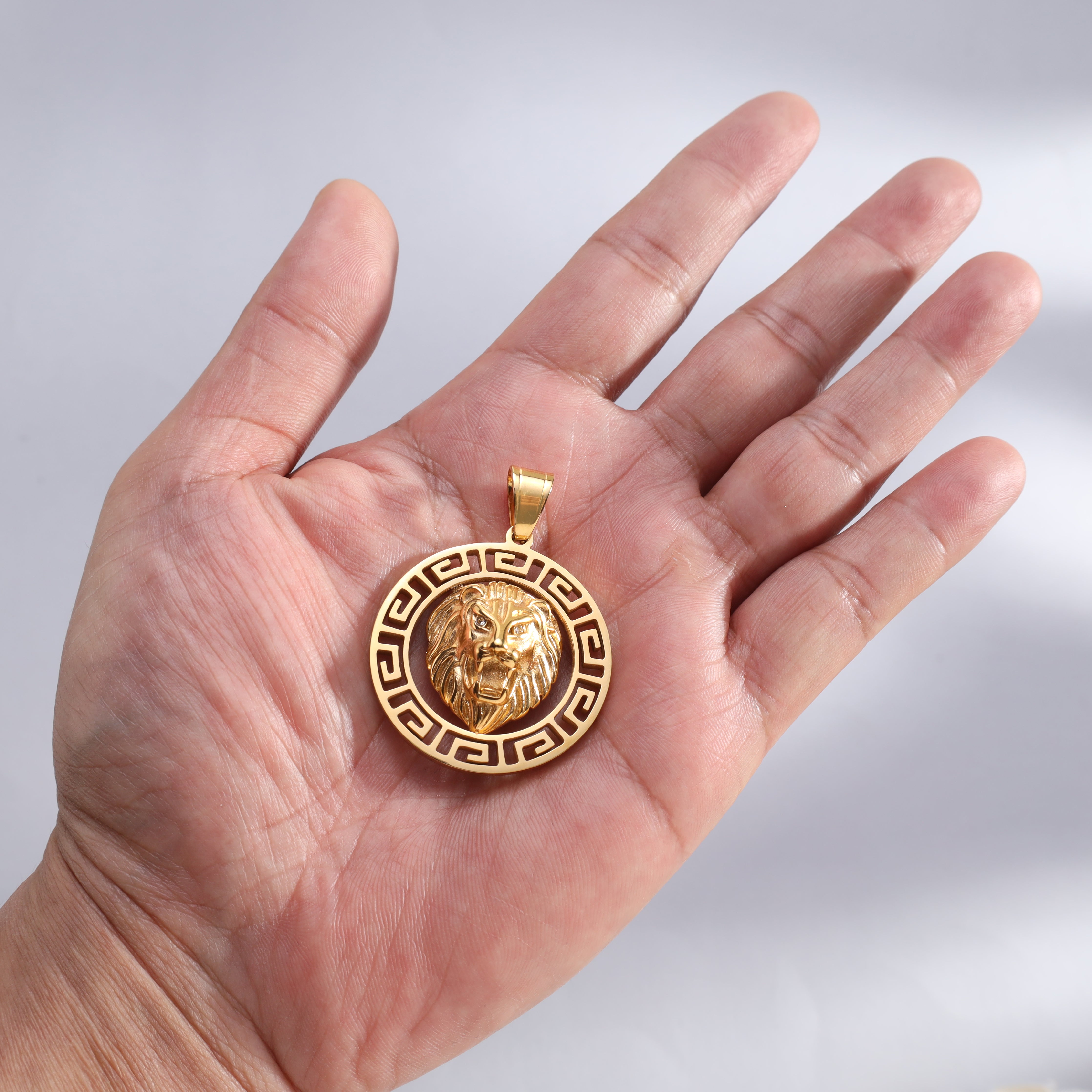 Löwe mit Greek Design Anhänger aus Edelstahl 18K vergoldet - Taipan Schmuck
