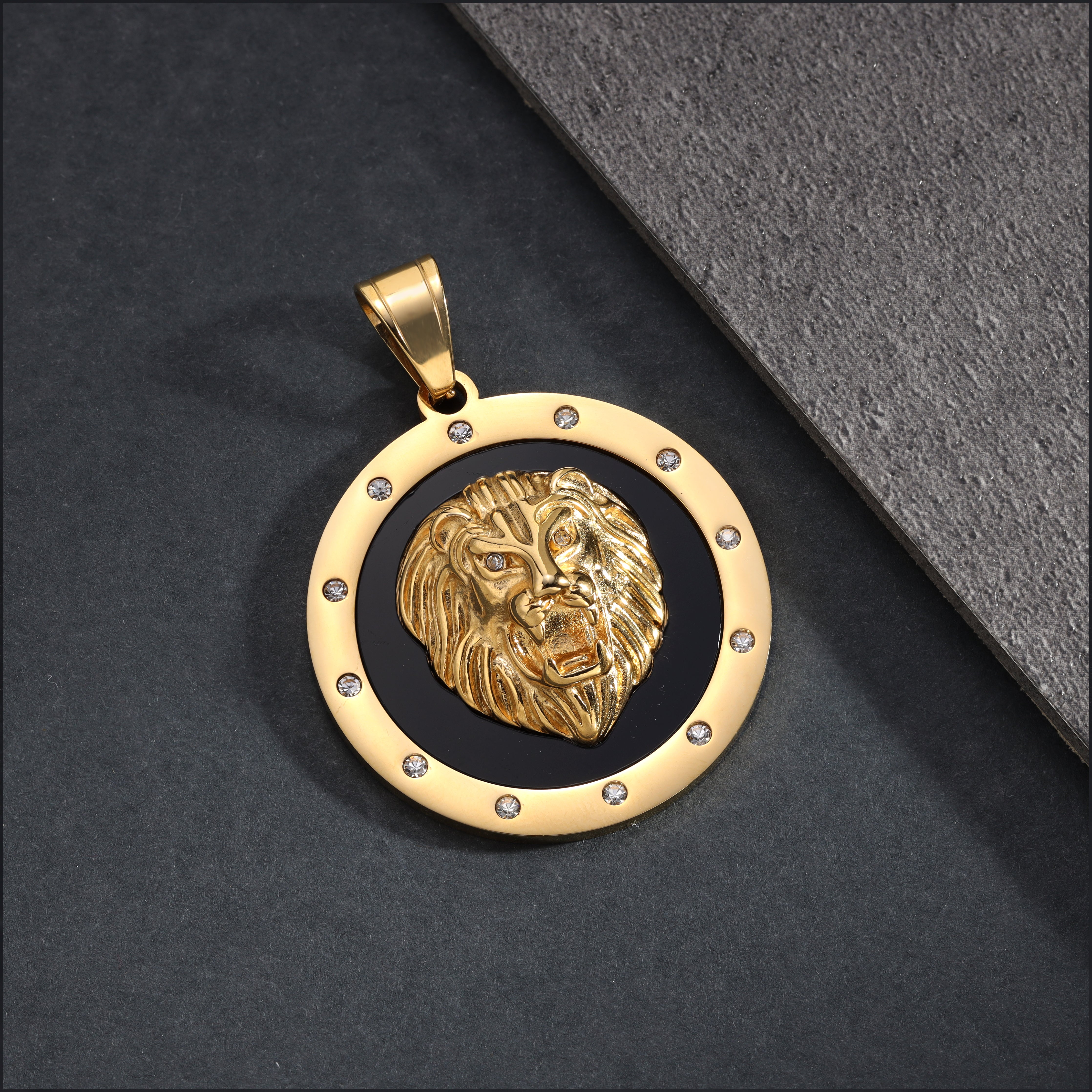 Iced Out Stil Löwe Anhänger aus Edelstahl 18K Vergoldet - Taipan Schmuck
