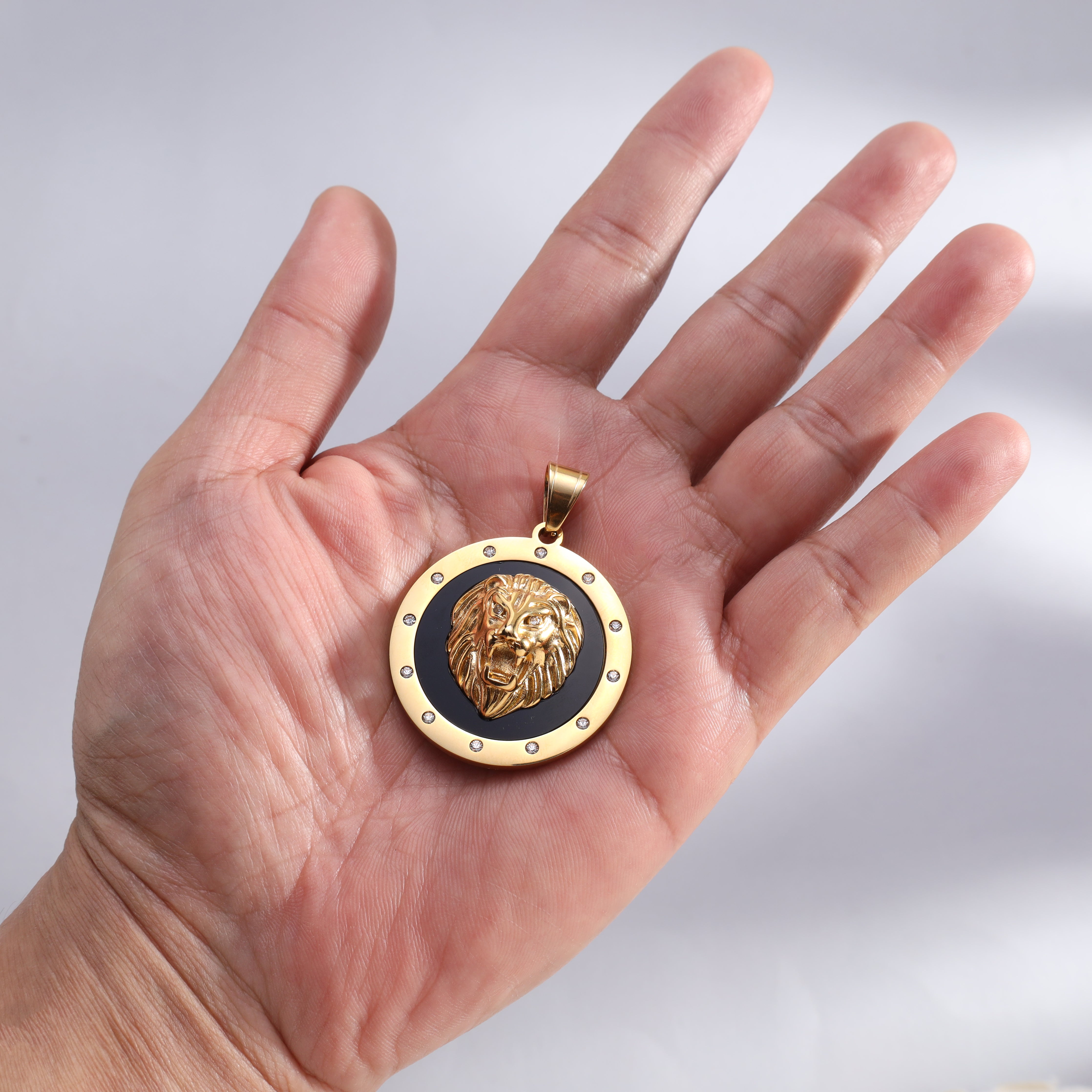 Iced Out Stil Löwe Anhänger aus Edelstahl 18K Vergoldet - Taipan Schmuck