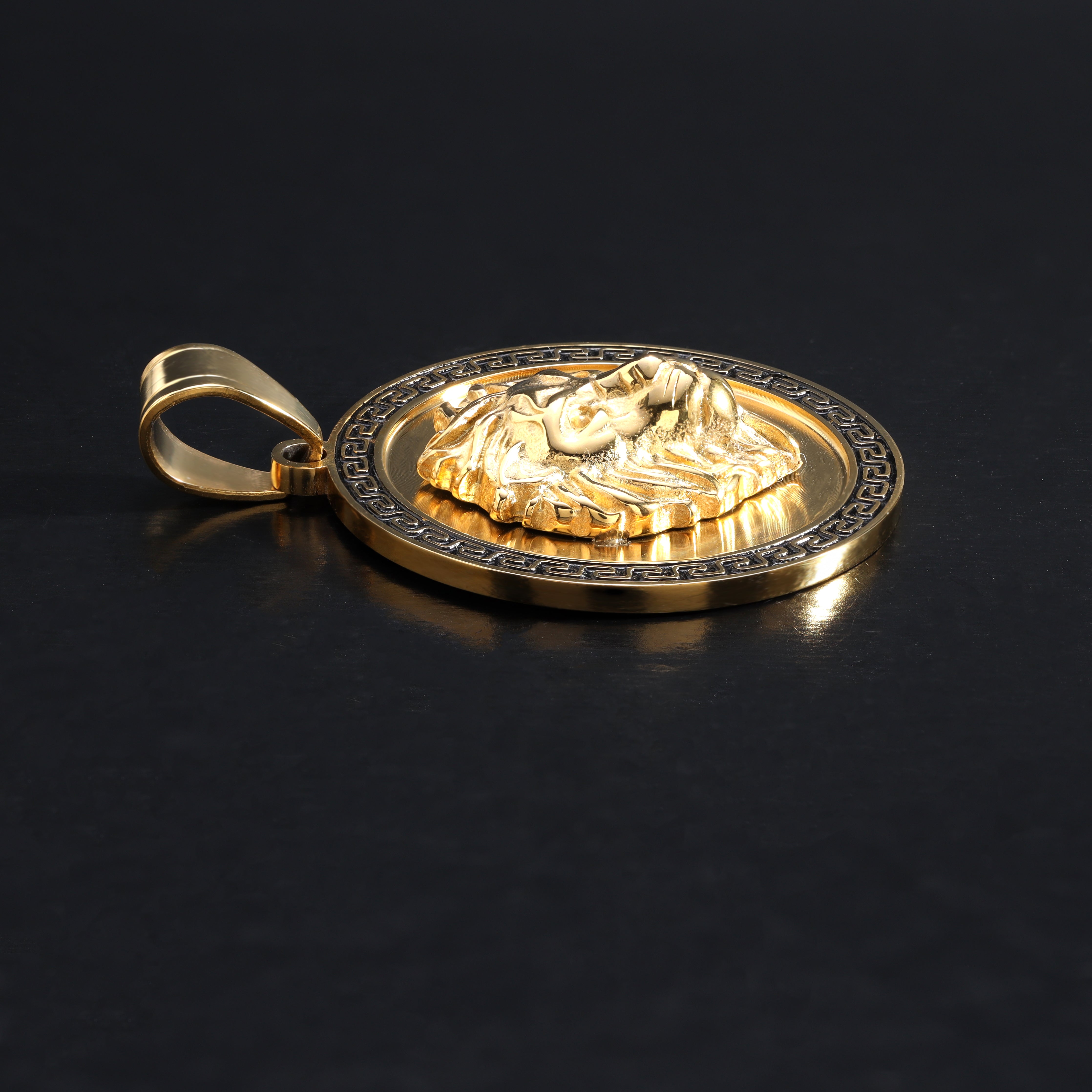 Löwe mit Greek Design Anhänger aus Edelstahl 18K vergoldet - Taipan Schmuck