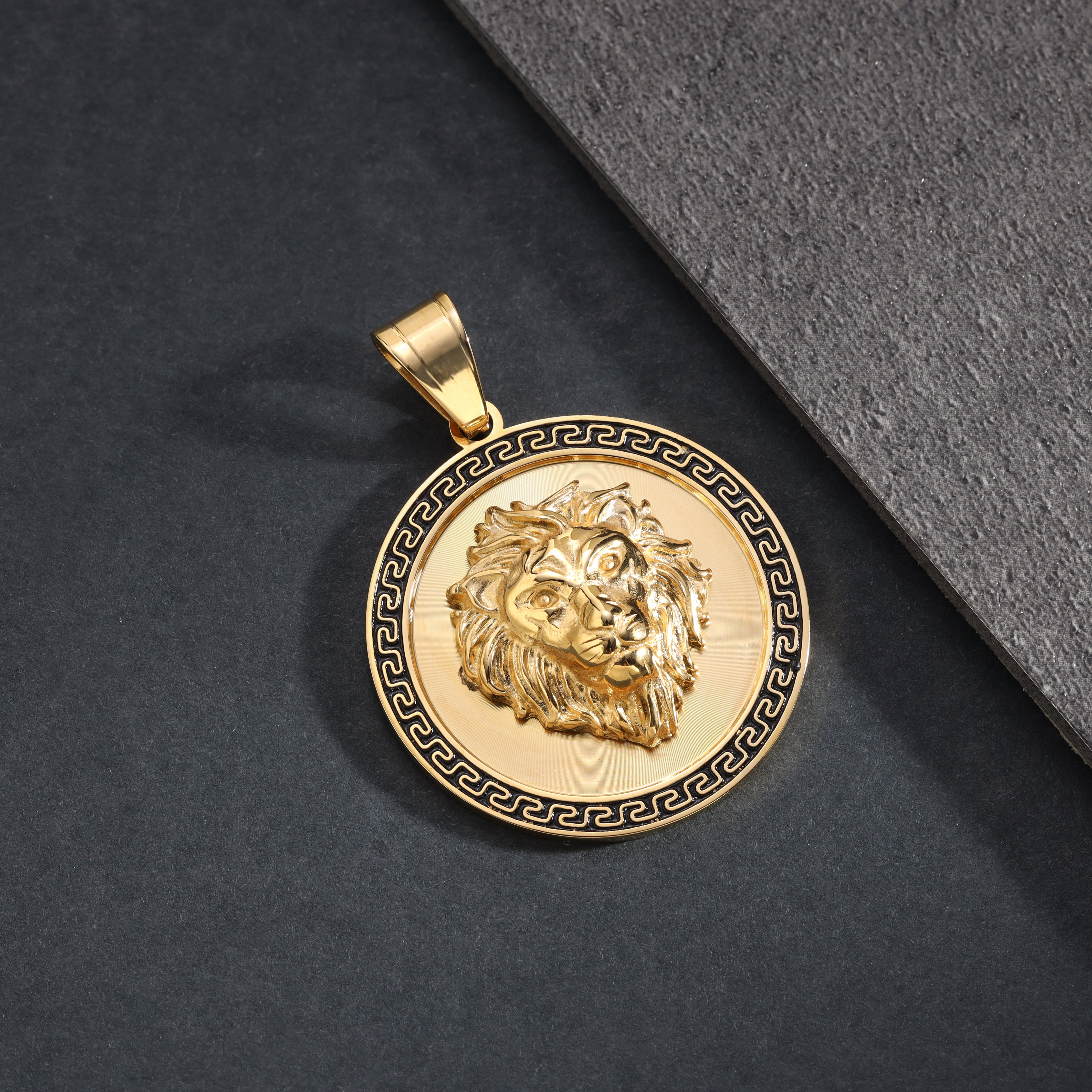 Löwe mit Greek Design Anhänger aus Edelstahl 18K vergoldet - Taipan Schmuck