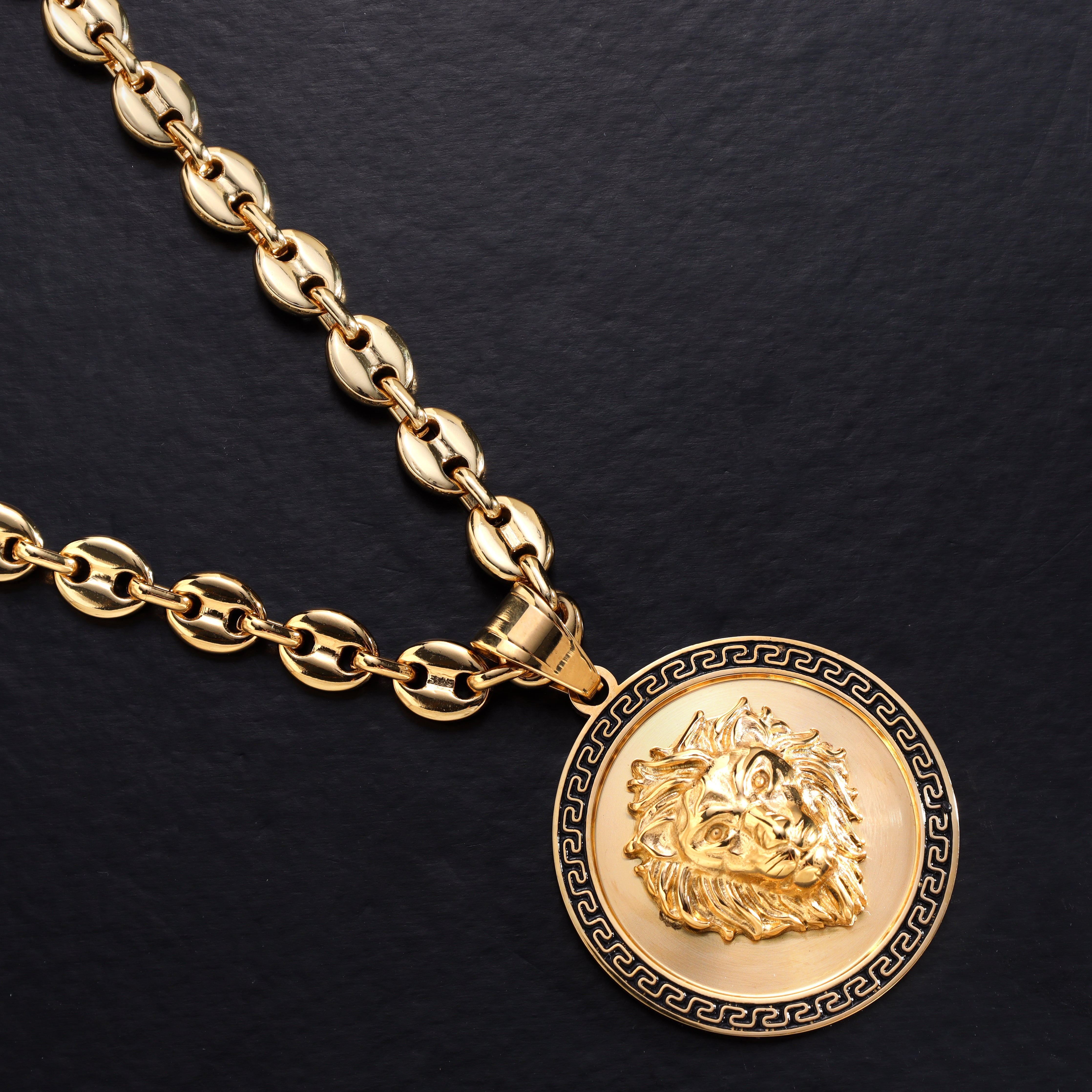 Löwe mit Greek Design Anhänger aus Edelstahl 18K vergoldet - Taipan Schmuck