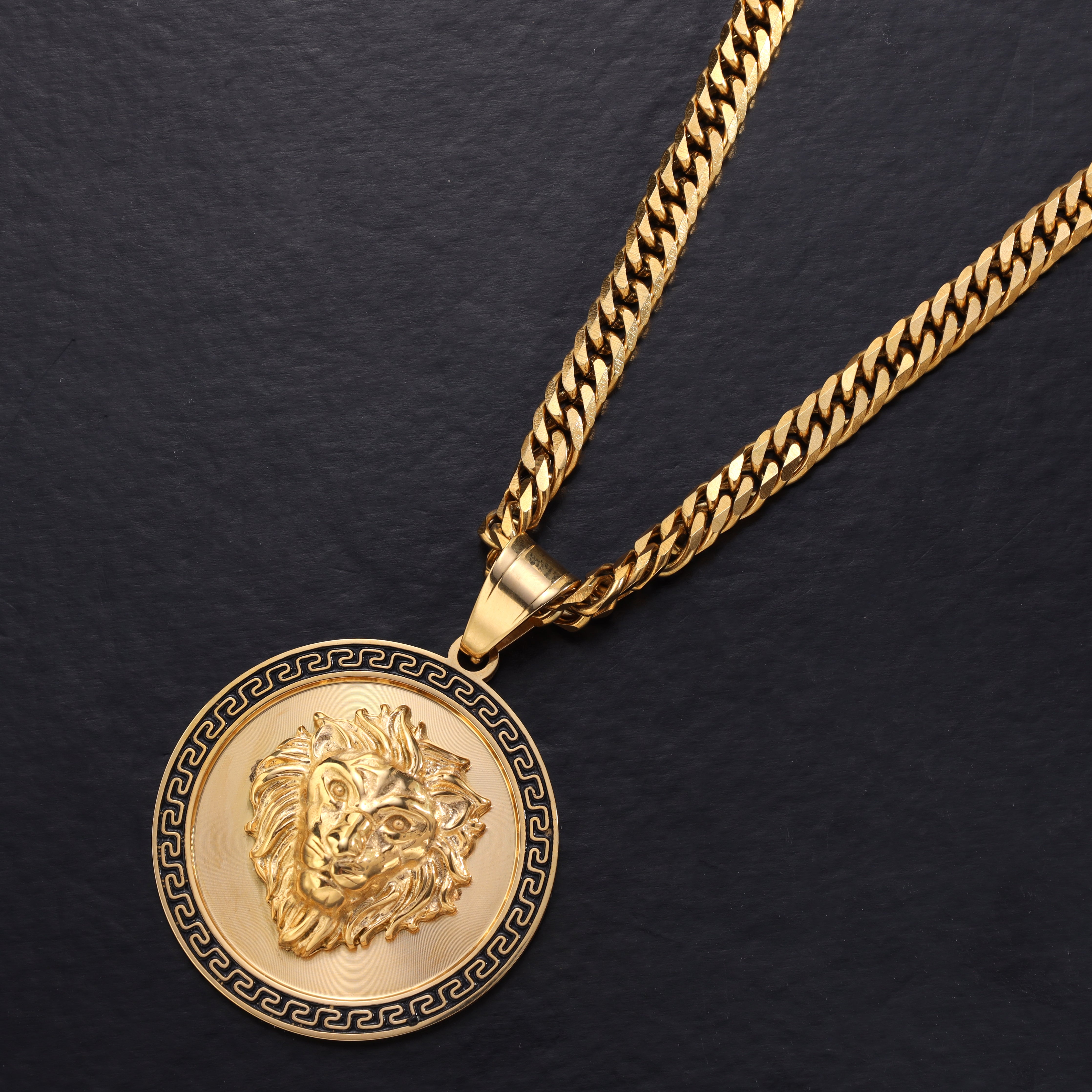 Löwe mit Greek Design Anhänger aus Edelstahl 18K vergoldet - Taipan Schmuck