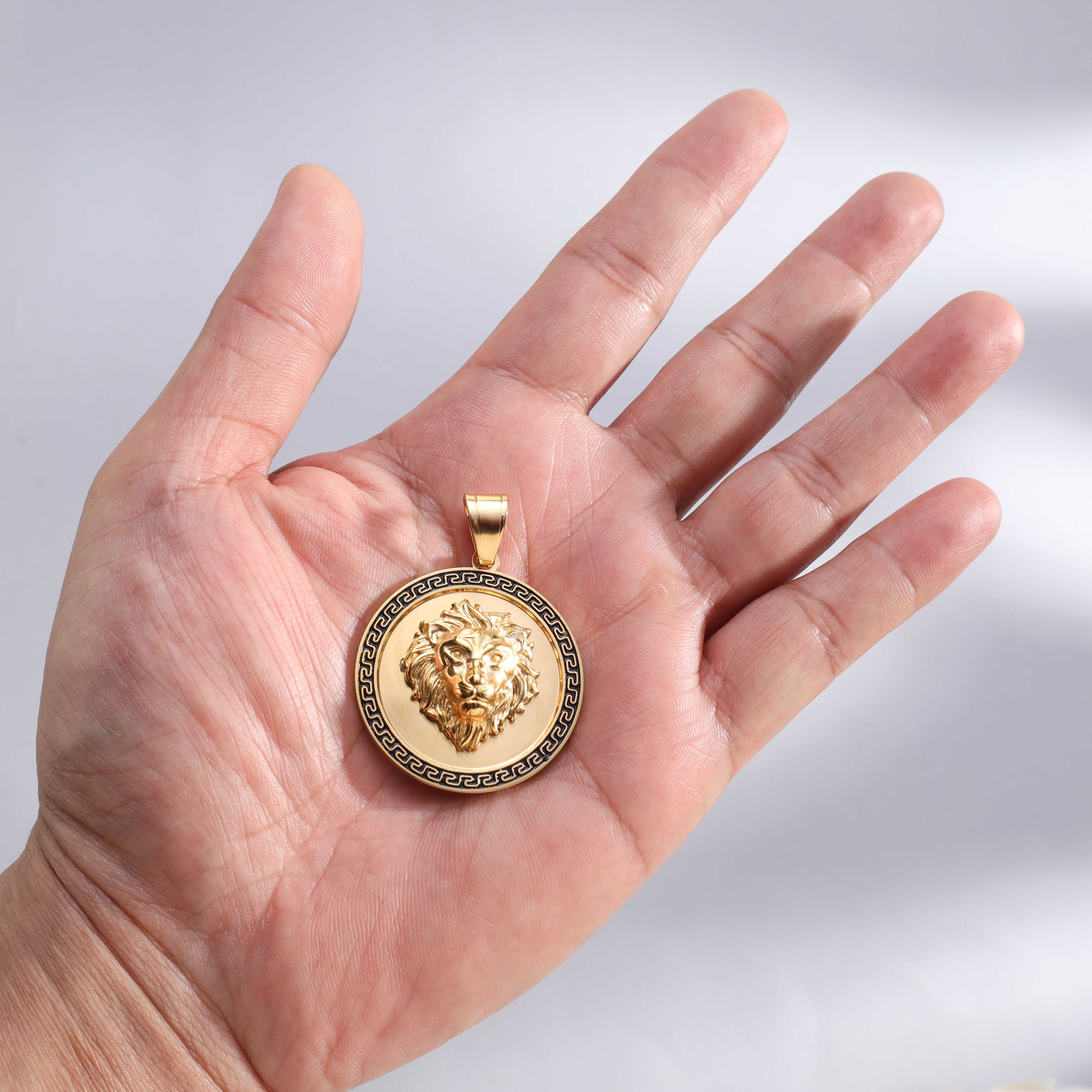 Löwe mit Greek Design Anhänger aus Edelstahl 18K vergoldet - Taipan Schmuck