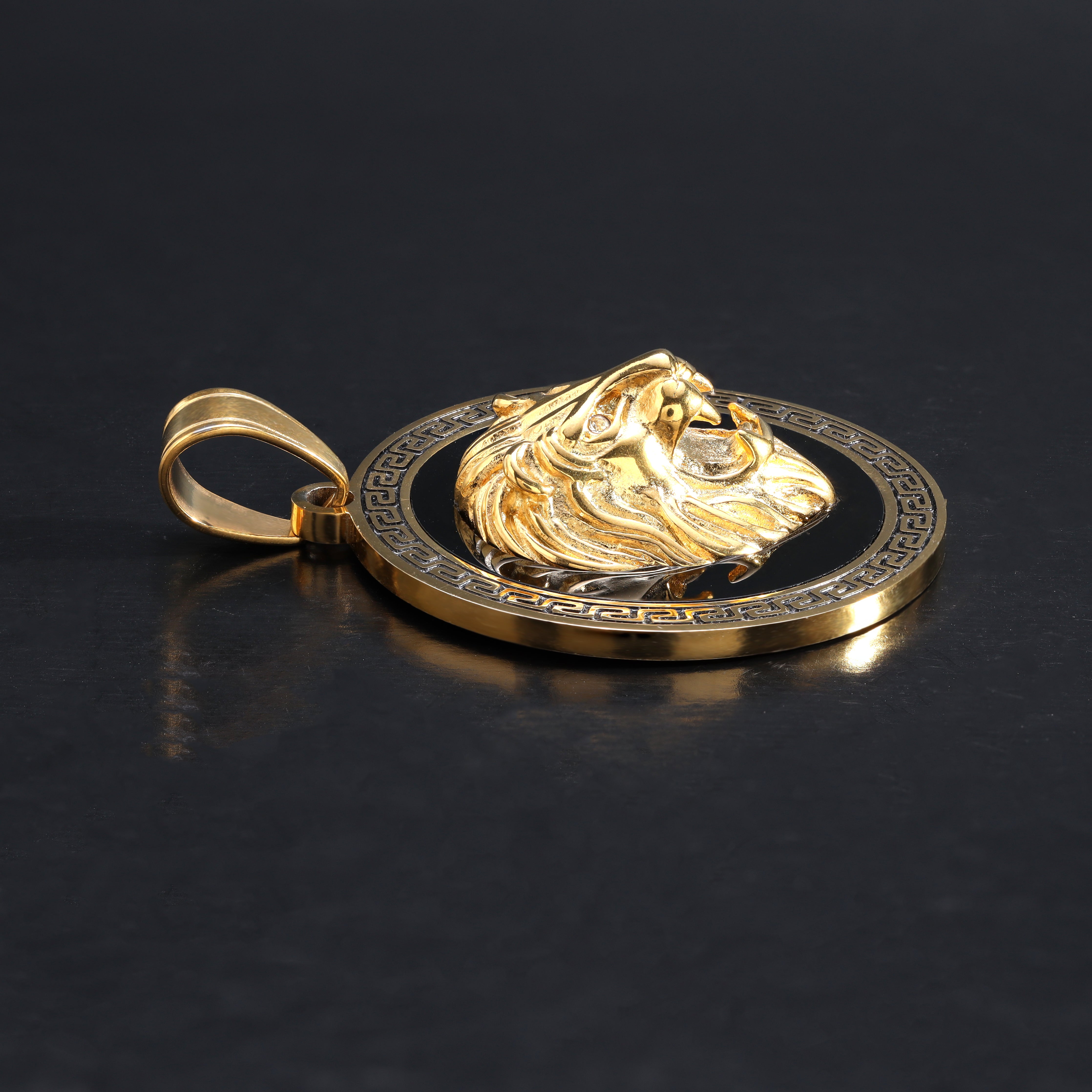 Löwe mit Greek Design Anhänger aus Edelstahl 18K vergoldet - Taipan Schmuck