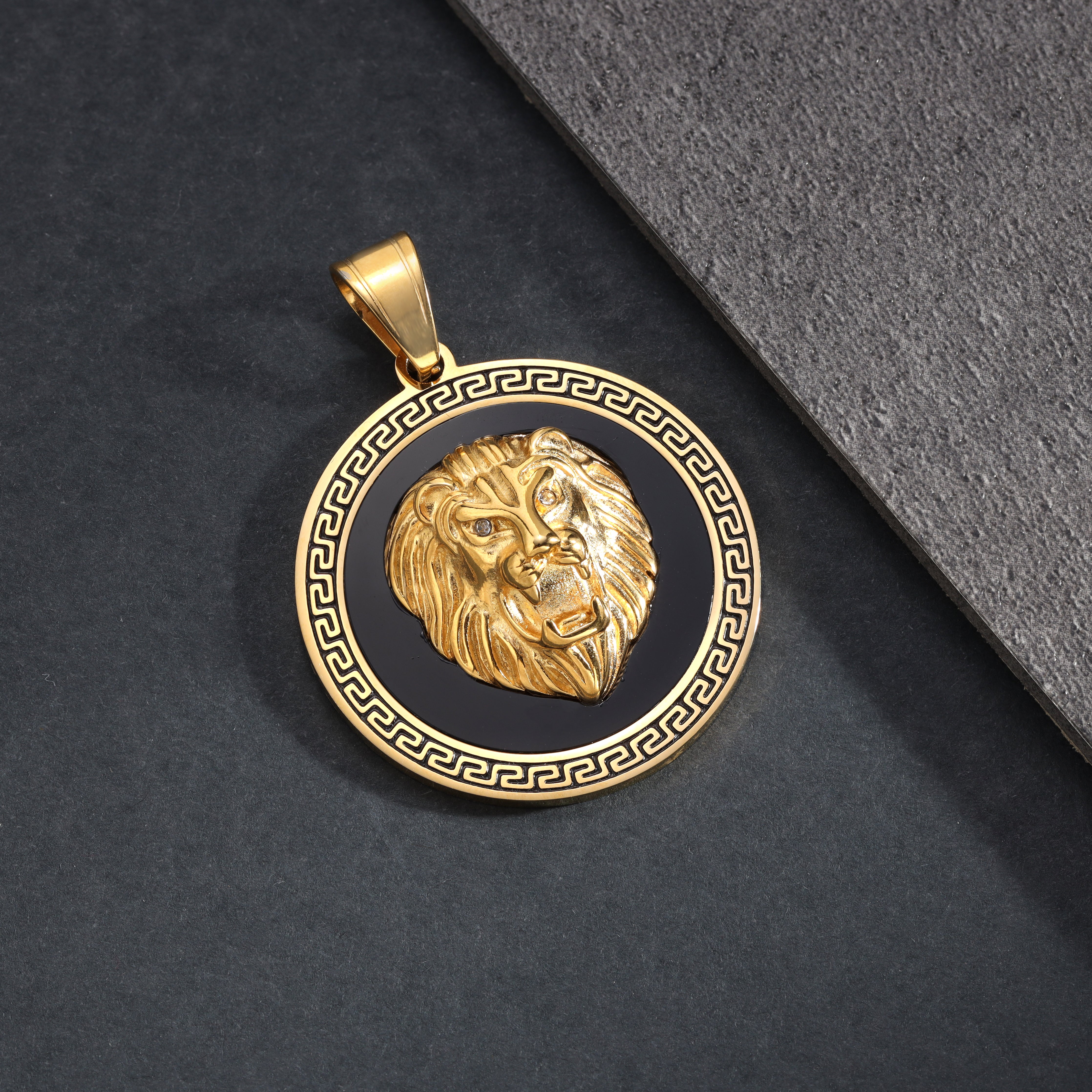 Löwe mit Greek Design Anhänger aus Edelstahl 18K vergoldet - Taipan Schmuck