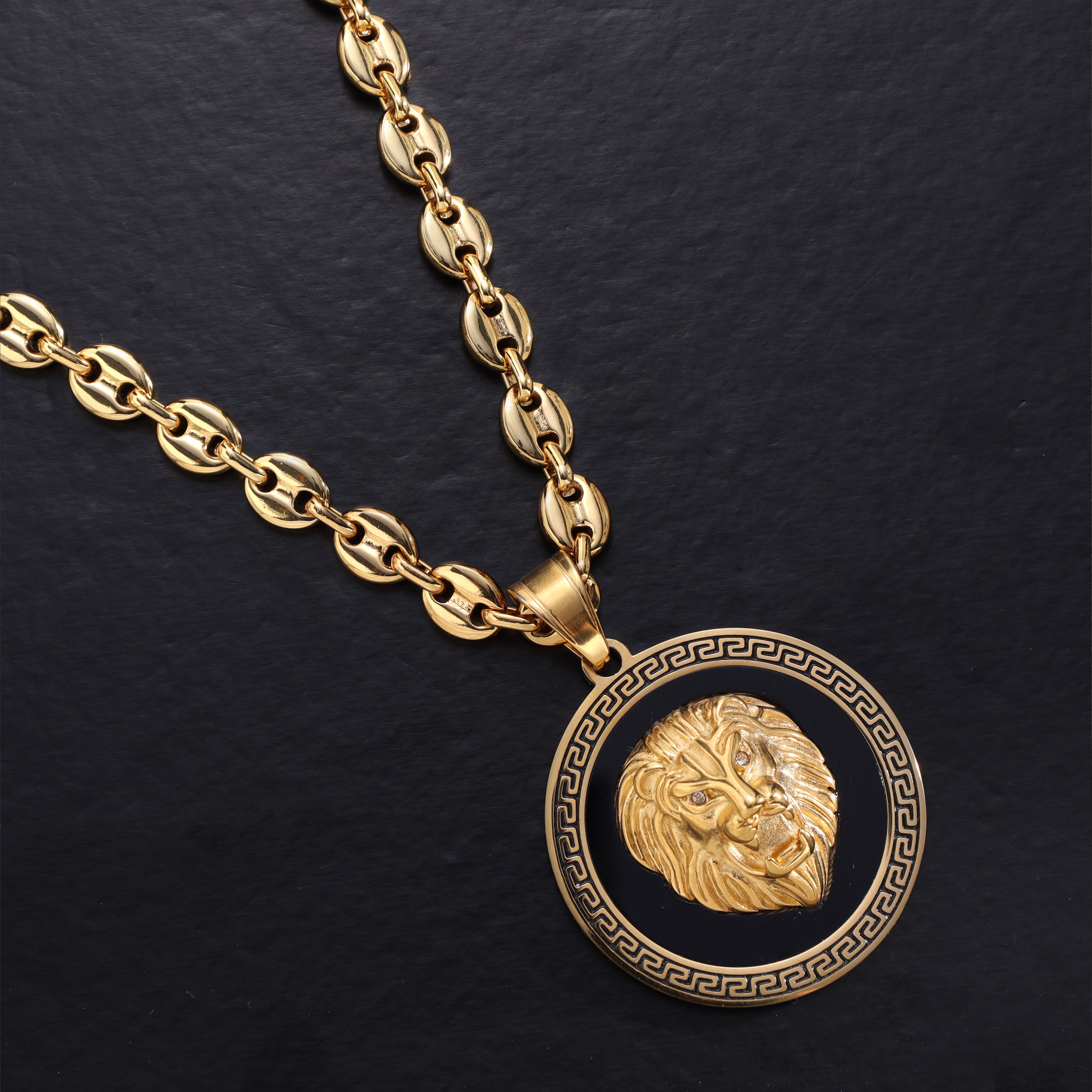 Löwe mit Greek Design Anhänger aus Edelstahl 18K vergoldet - Taipan Schmuck