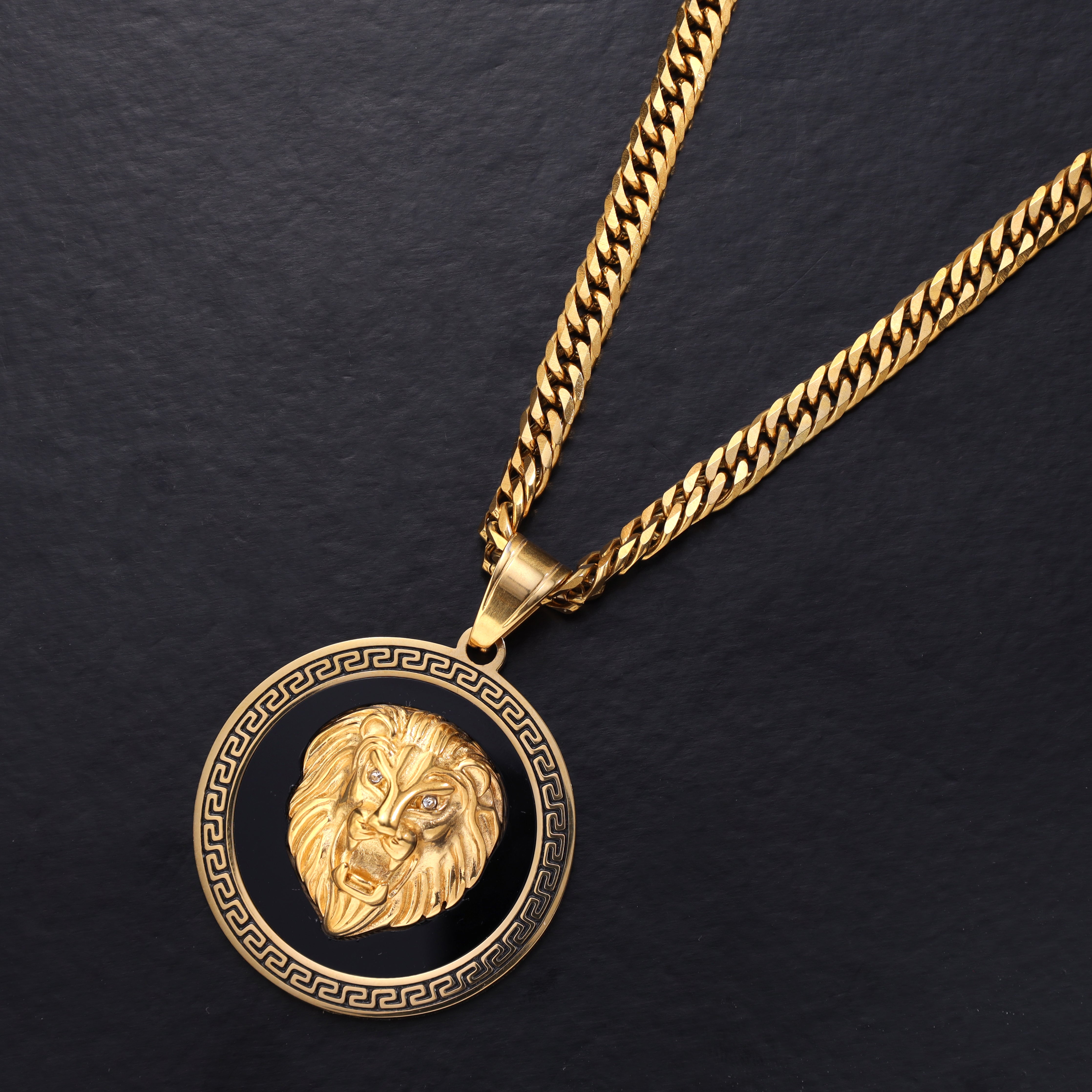 Löwe mit Greek Design Anhänger aus Edelstahl 18K vergoldet - Taipan Schmuck