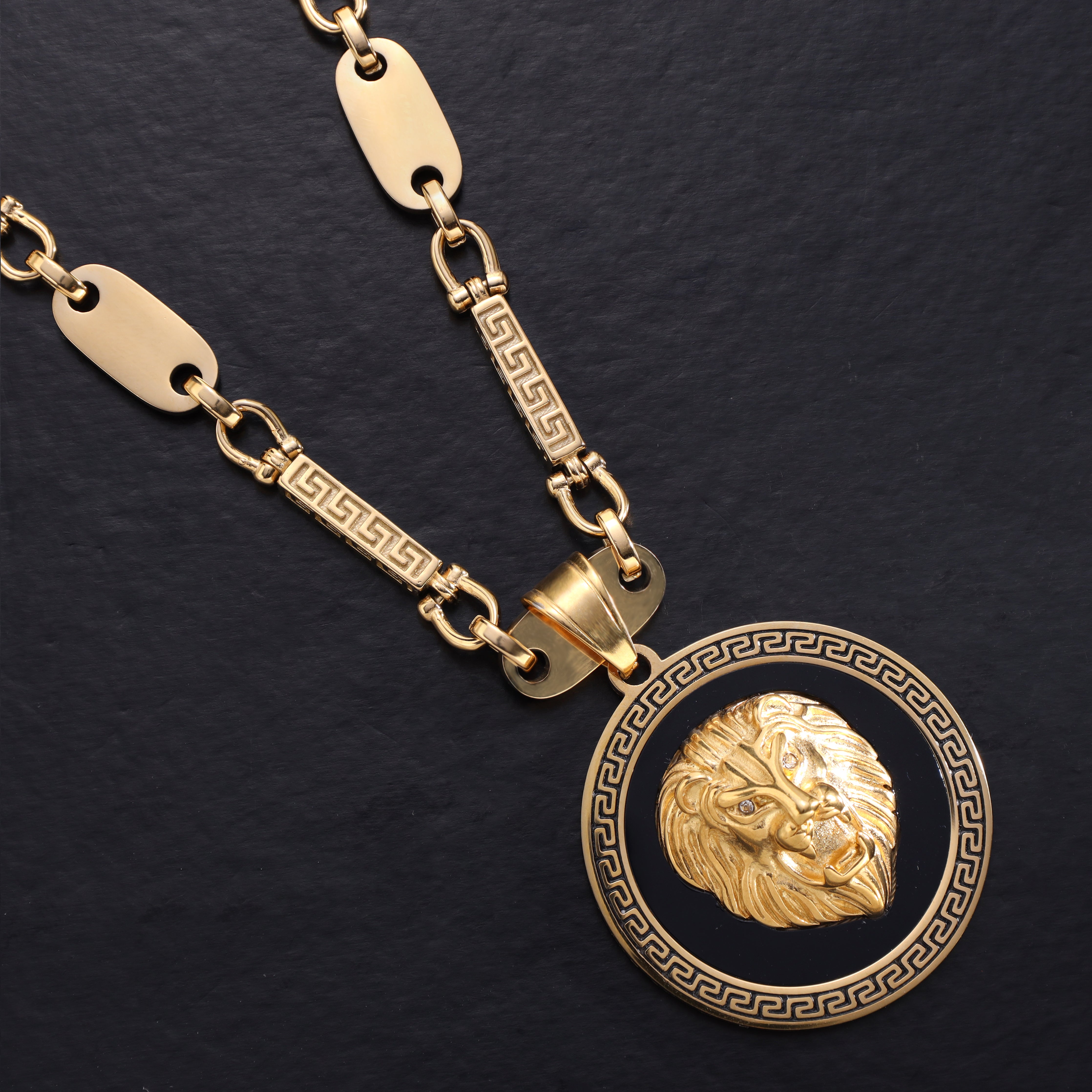 Löwe mit Greek Design Anhänger aus Edelstahl 18K vergoldet - Taipan Schmuck