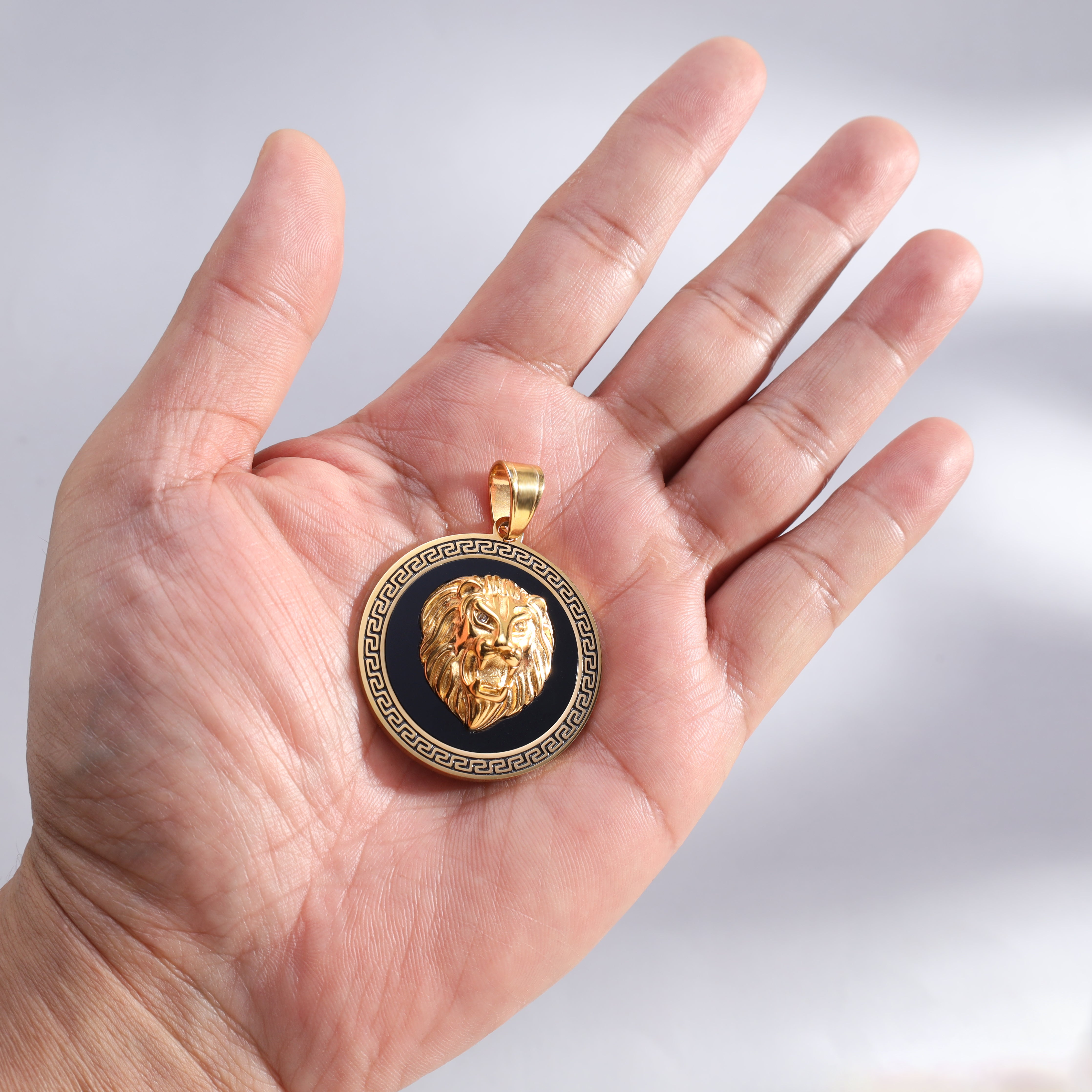 Löwe mit Greek Design Anhänger aus Edelstahl 18K vergoldet - Taipan Schmuck