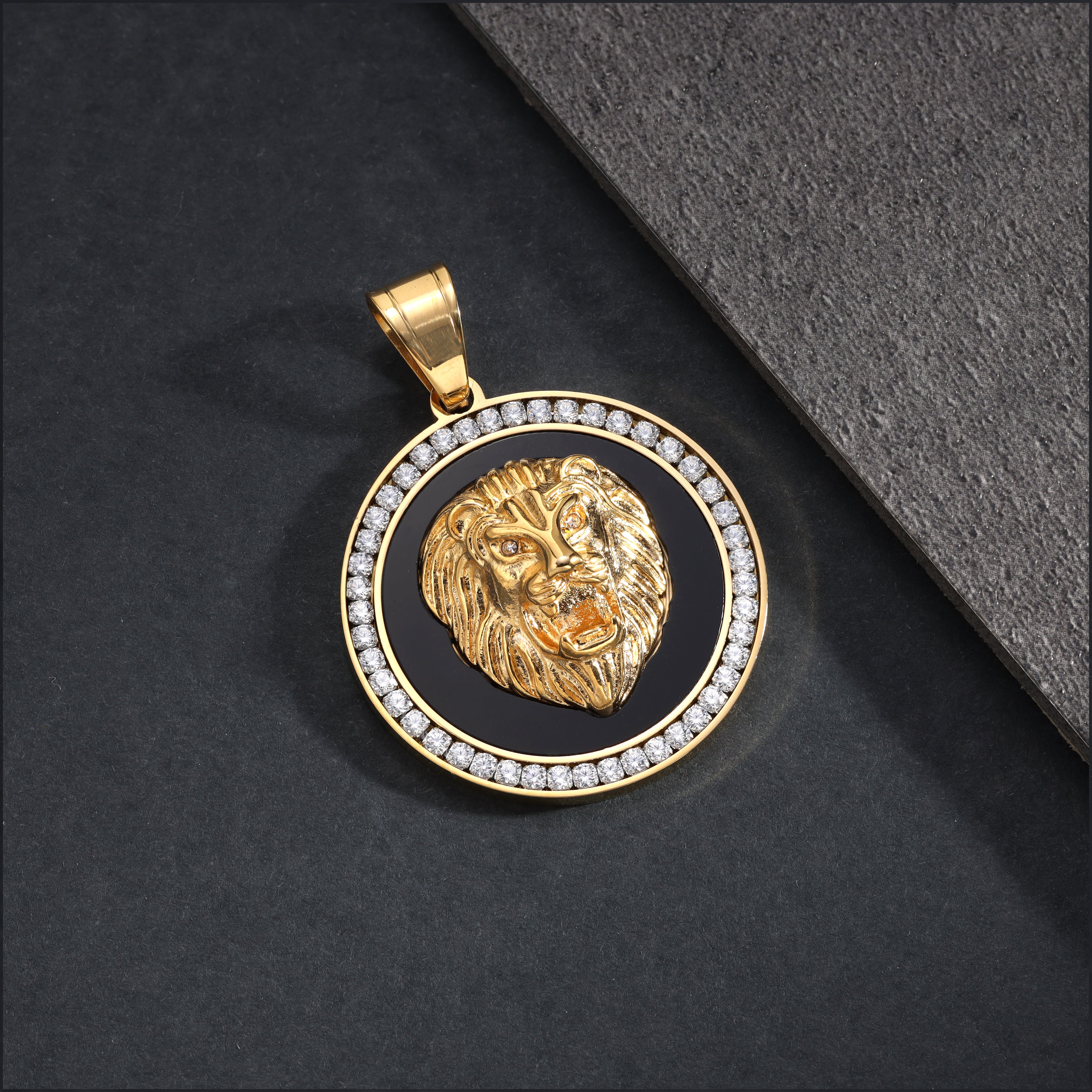 Iced Out Stil Löwe Anhänger aus Edelstahl 18K Vergoldet - Taipan Schmuck