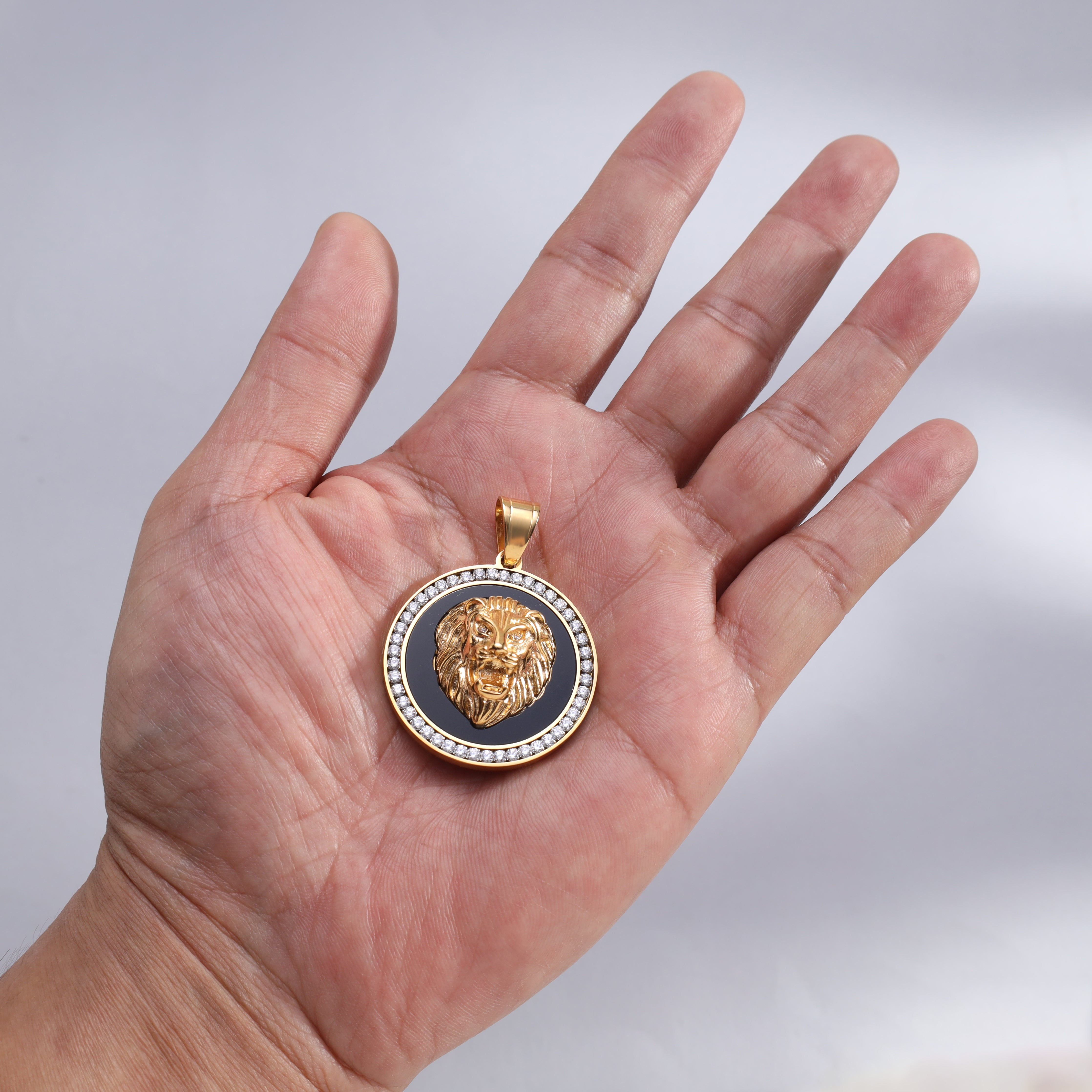 Iced Out Stil Löwe Anhänger aus Edelstahl 18K Vergoldet - Taipan Schmuck