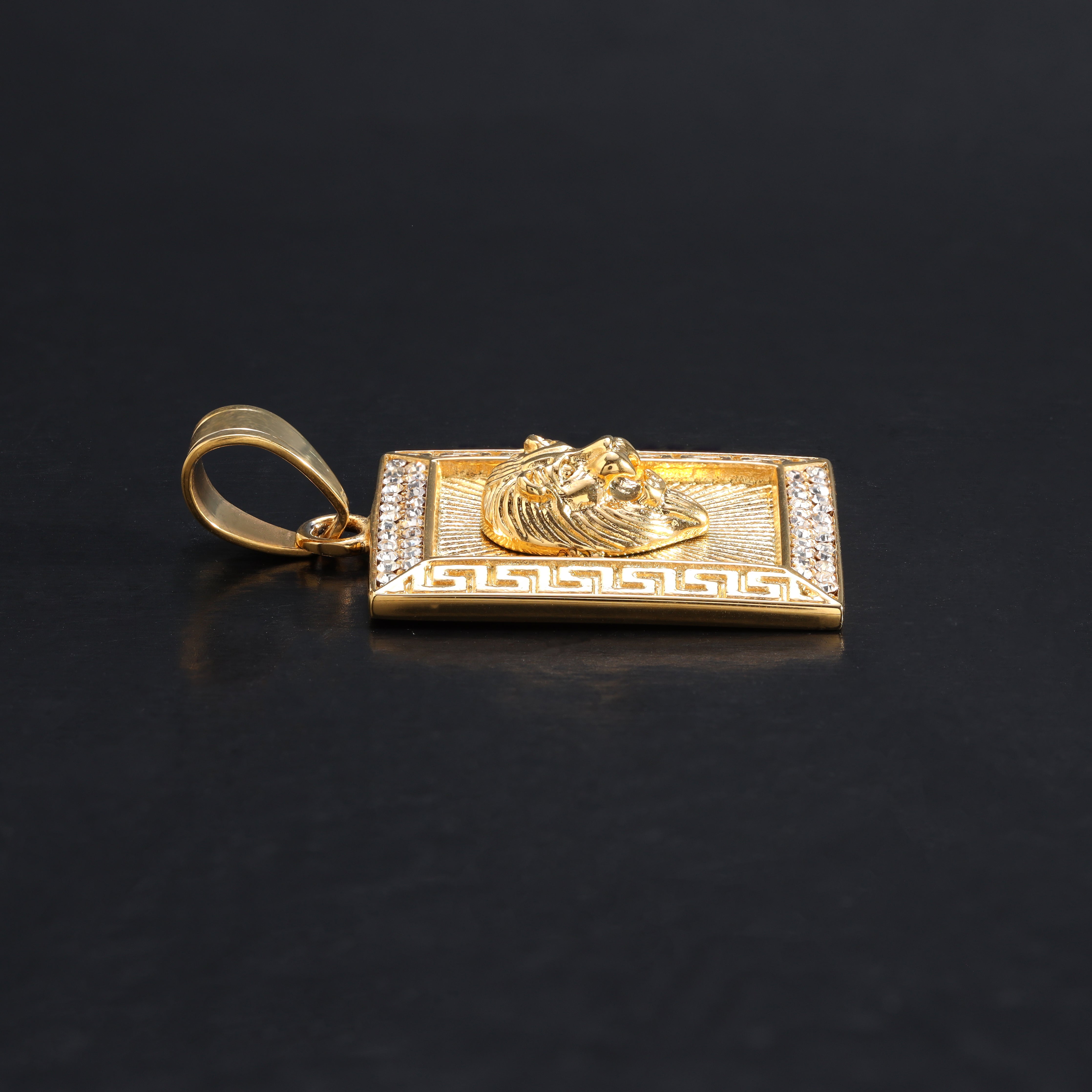 Iced Out Stil Löwe mit Greek Design Anhänger aus Edelstahl 18K vergoldet - Taipan Schmuck
