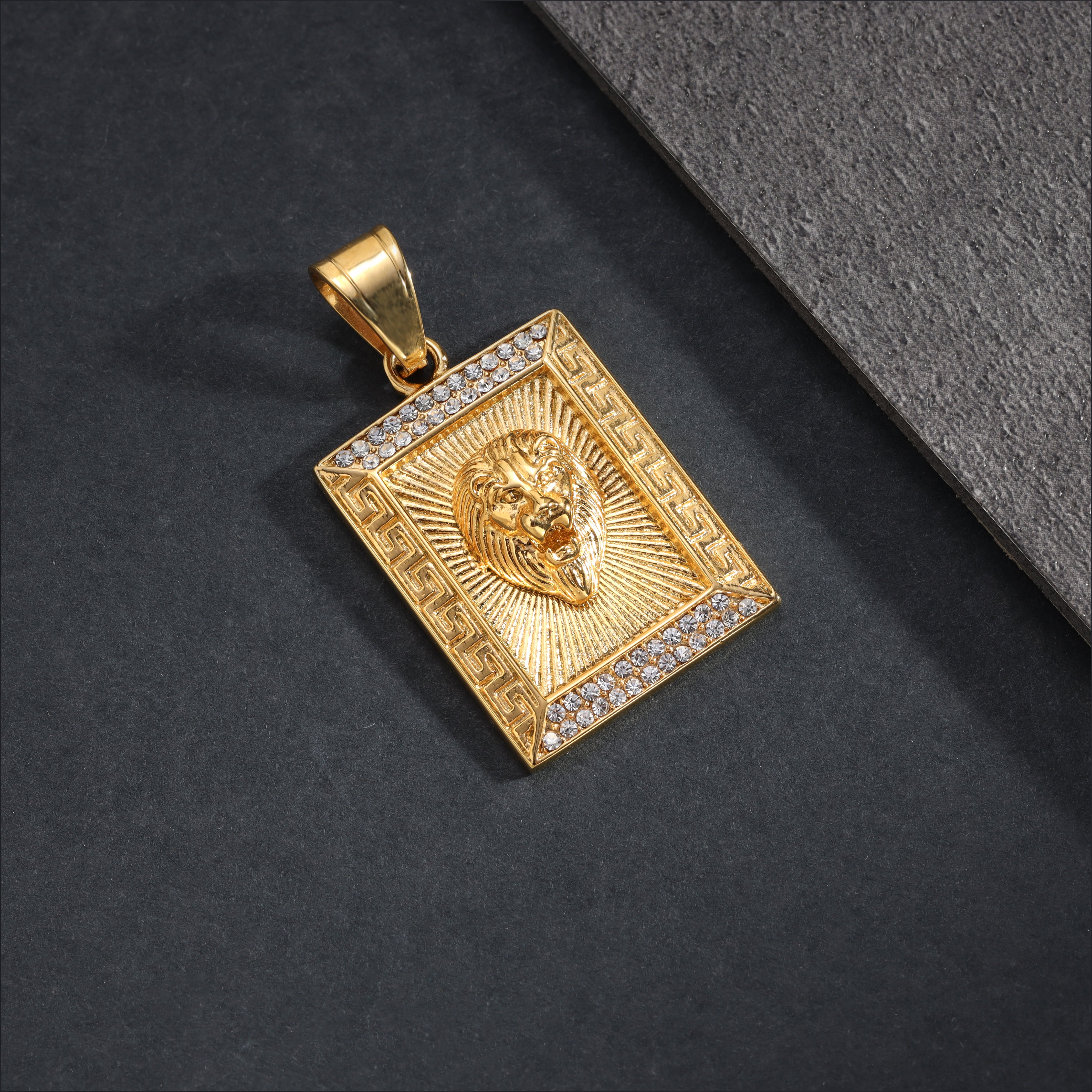 Iced Out Stil Löwe mit Greek Design Anhänger aus Edelstahl 18K vergoldet - Taipan Schmuck