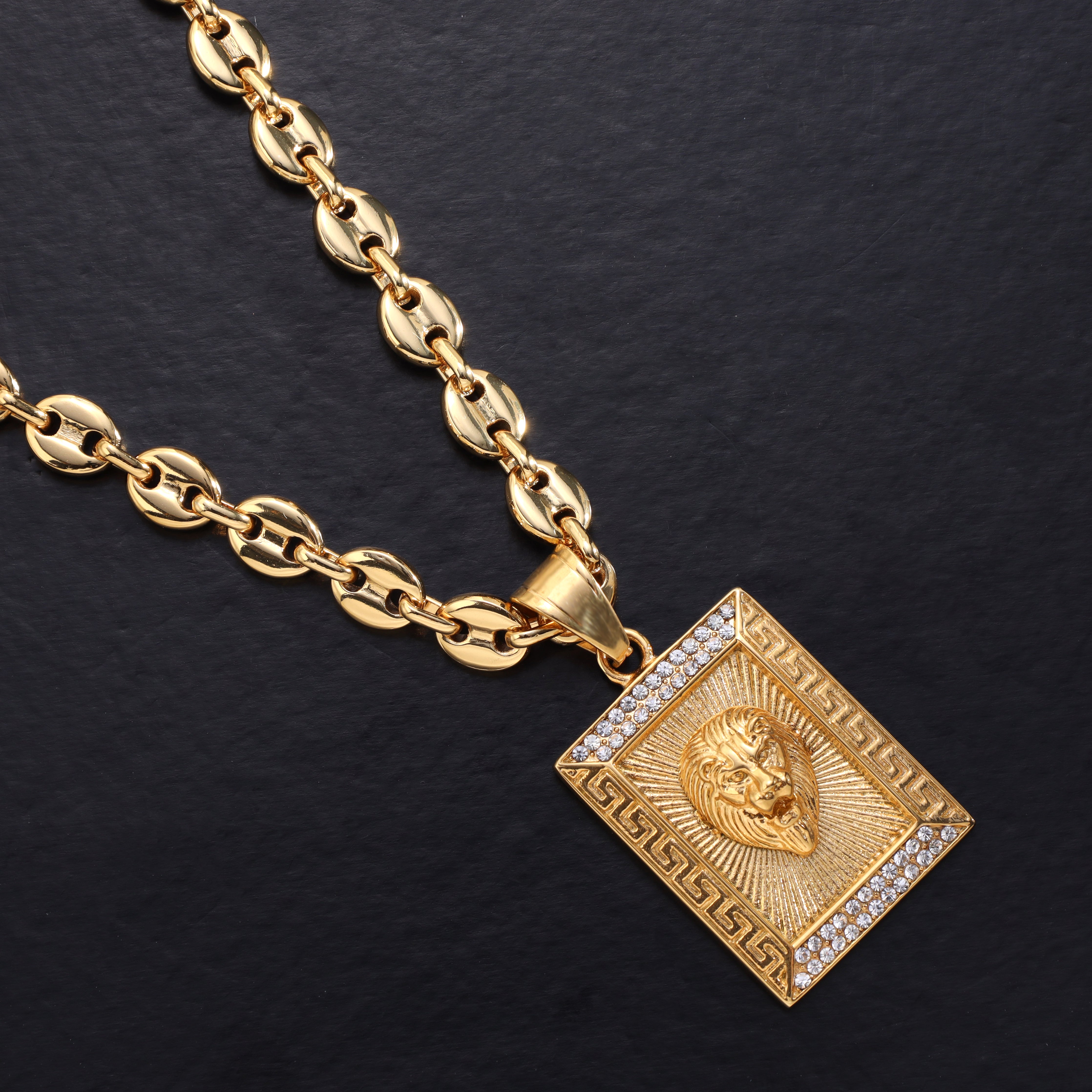 Iced Out Stil Löwe mit Greek Design Anhänger aus Edelstahl 18K vergoldet - Taipan Schmuck