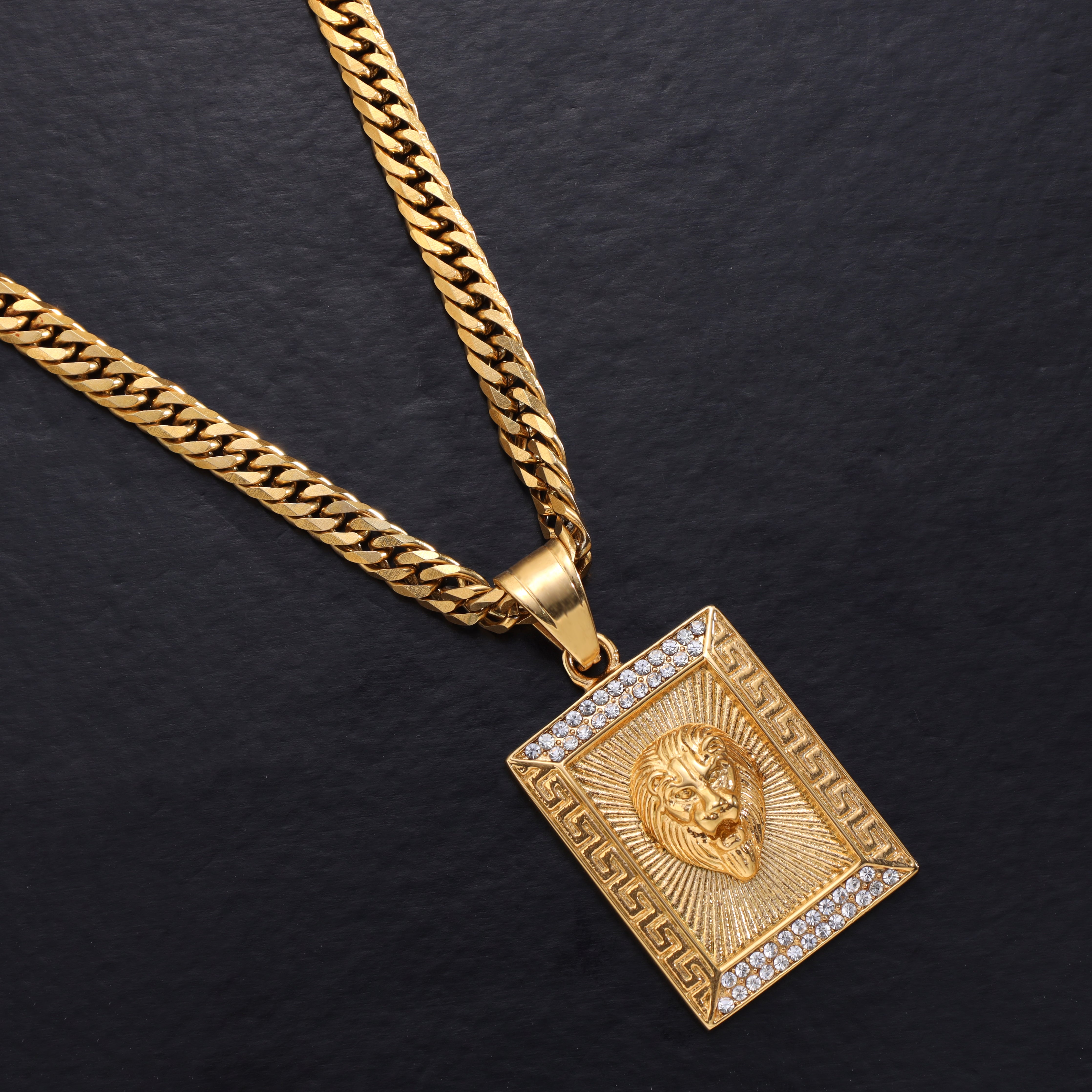 Iced Out Stil Löwe mit Greek Design Anhänger aus Edelstahl 18K vergoldet - Taipan Schmuck