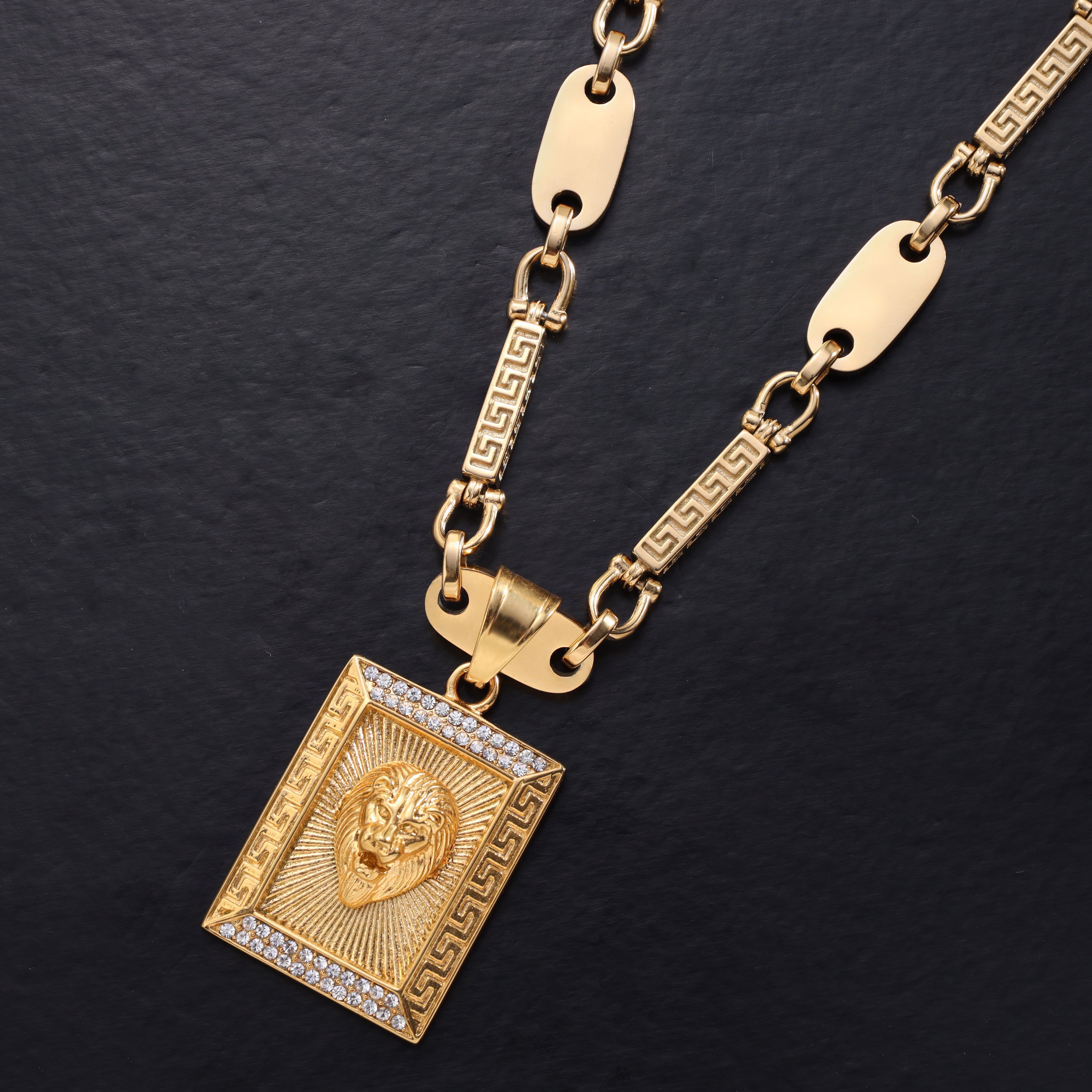 Iced Out Stil Löwe mit Greek Design Anhänger aus Edelstahl 18K vergoldet - Taipan Schmuck