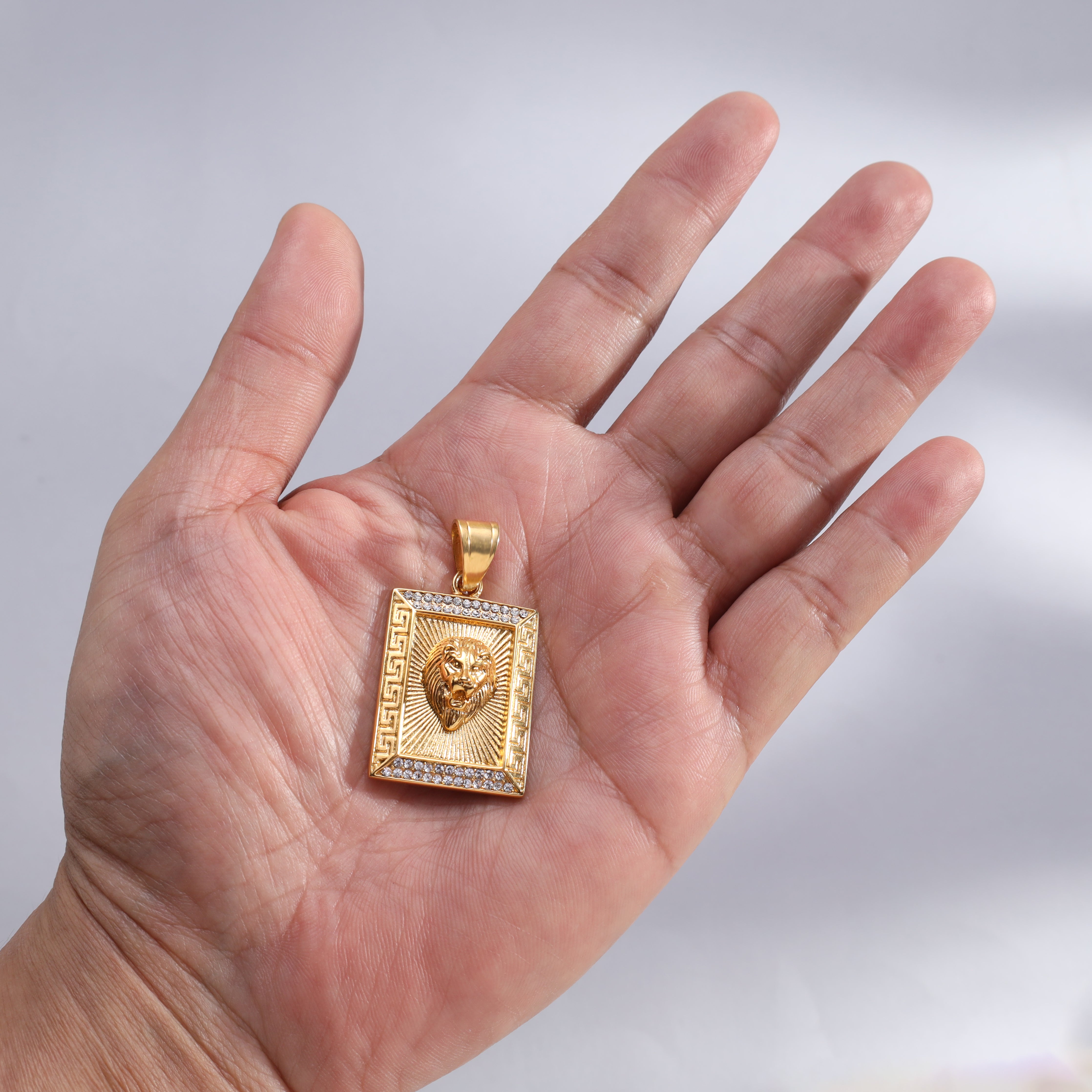 Iced Out Stil Löwe mit Greek Design Anhänger aus Edelstahl 18K vergoldet - Taipan Schmuck