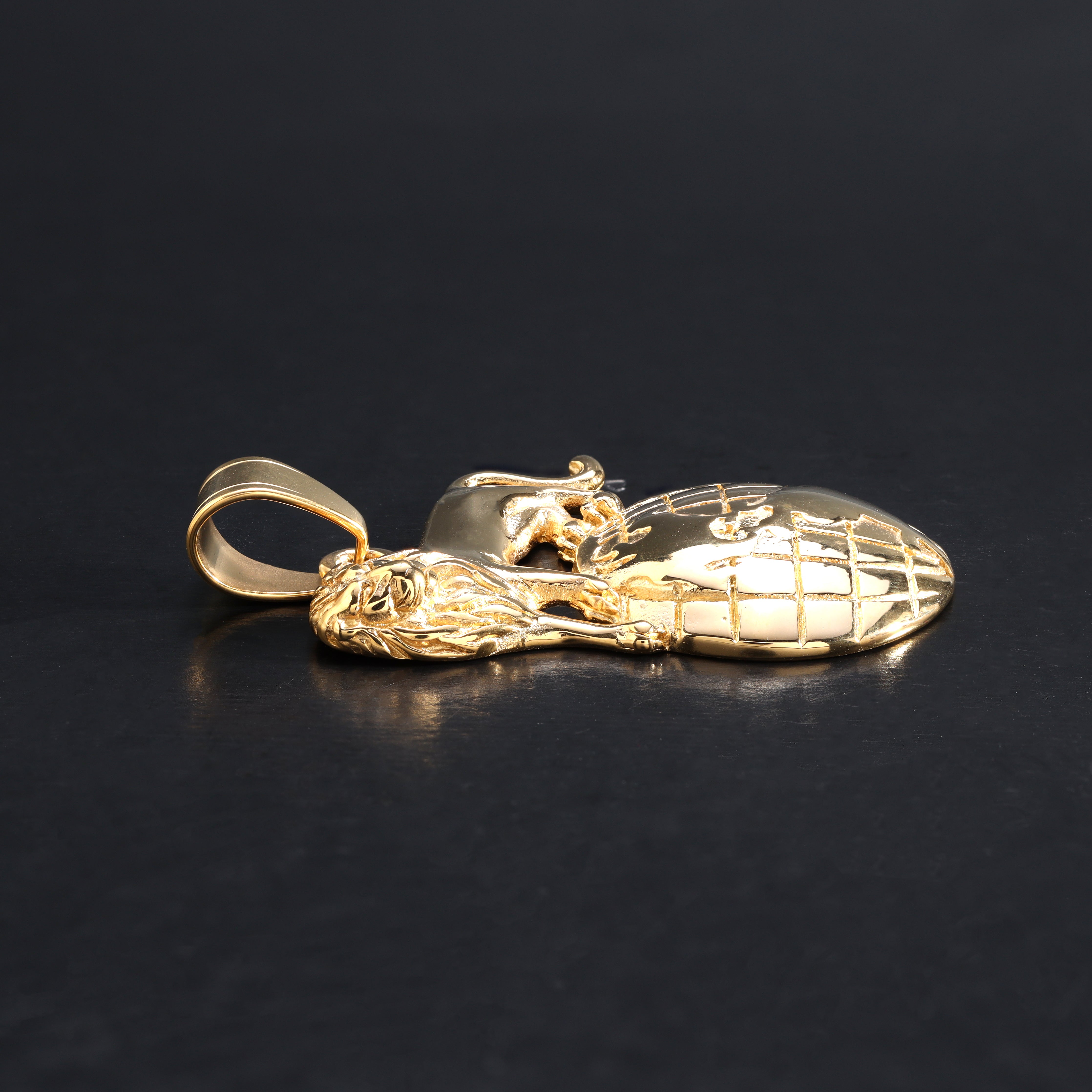 Löwe "The World Is Yours" Anhänger aus Edelstahl 18K Vergoldet - Taipan Schmuck
