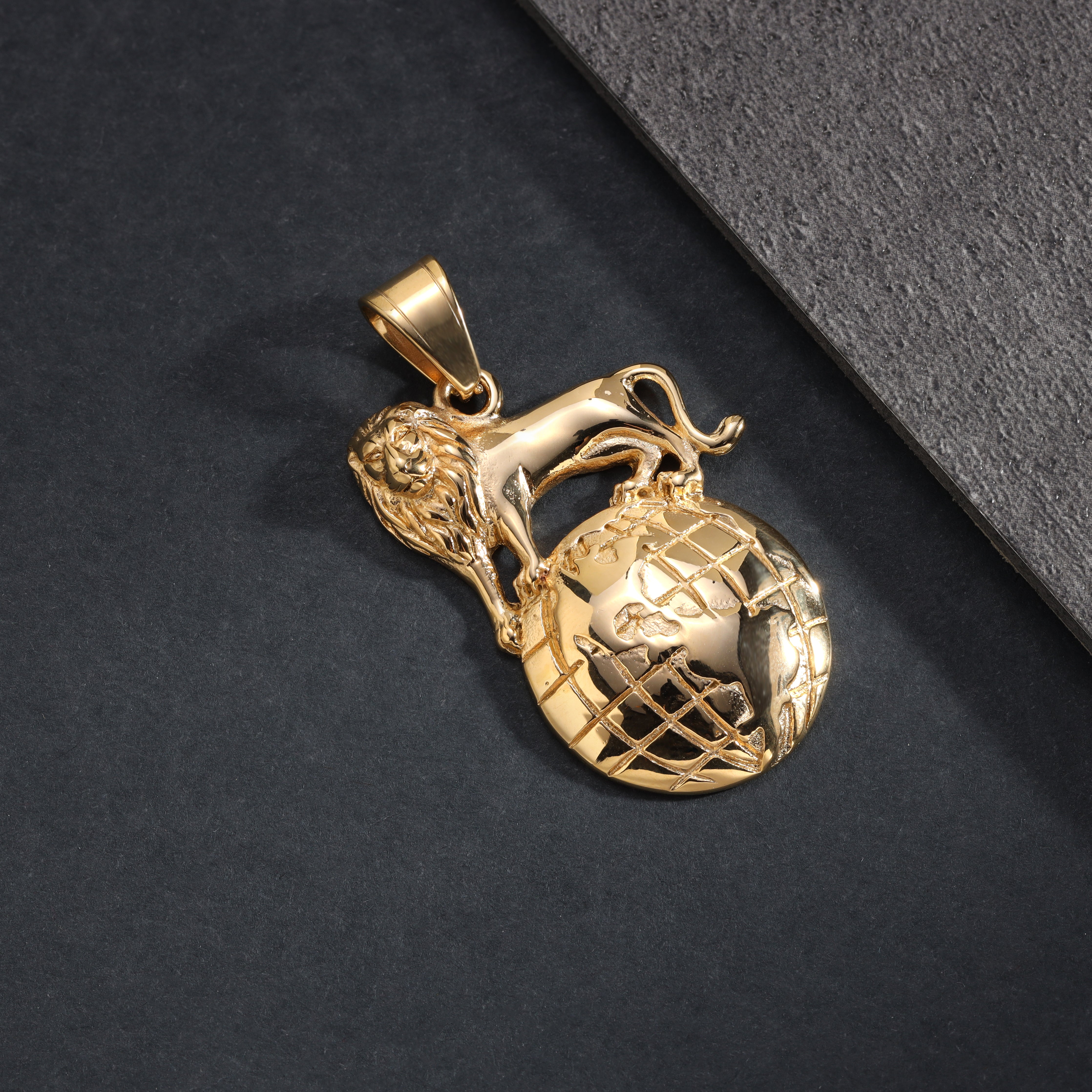 Löwe "The World Is Yours" Anhänger aus Edelstahl 18K Vergoldet - Taipan Schmuck