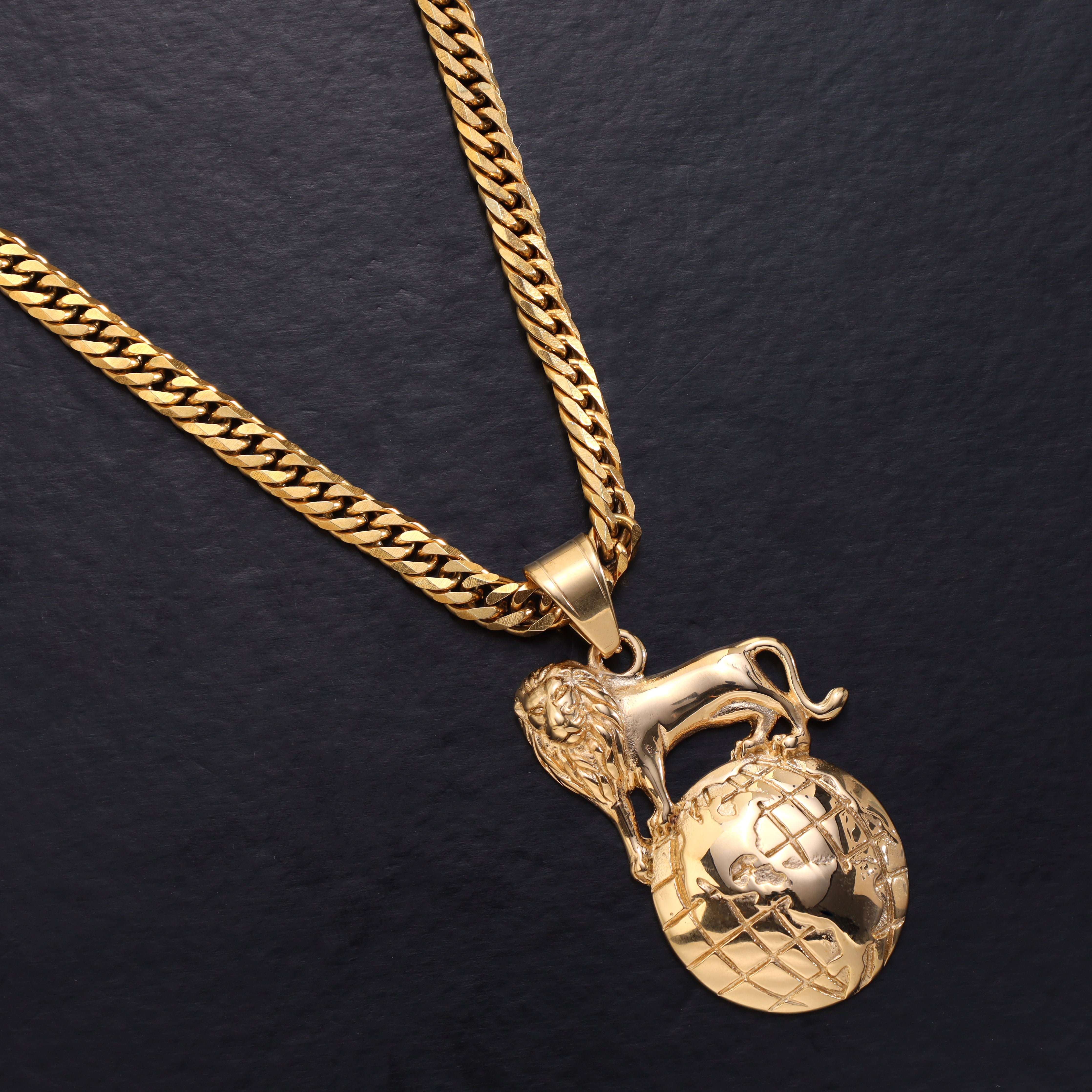 Löwe "The World Is Yours" Anhänger aus Edelstahl 18K Vergoldet - Taipan Schmuck
