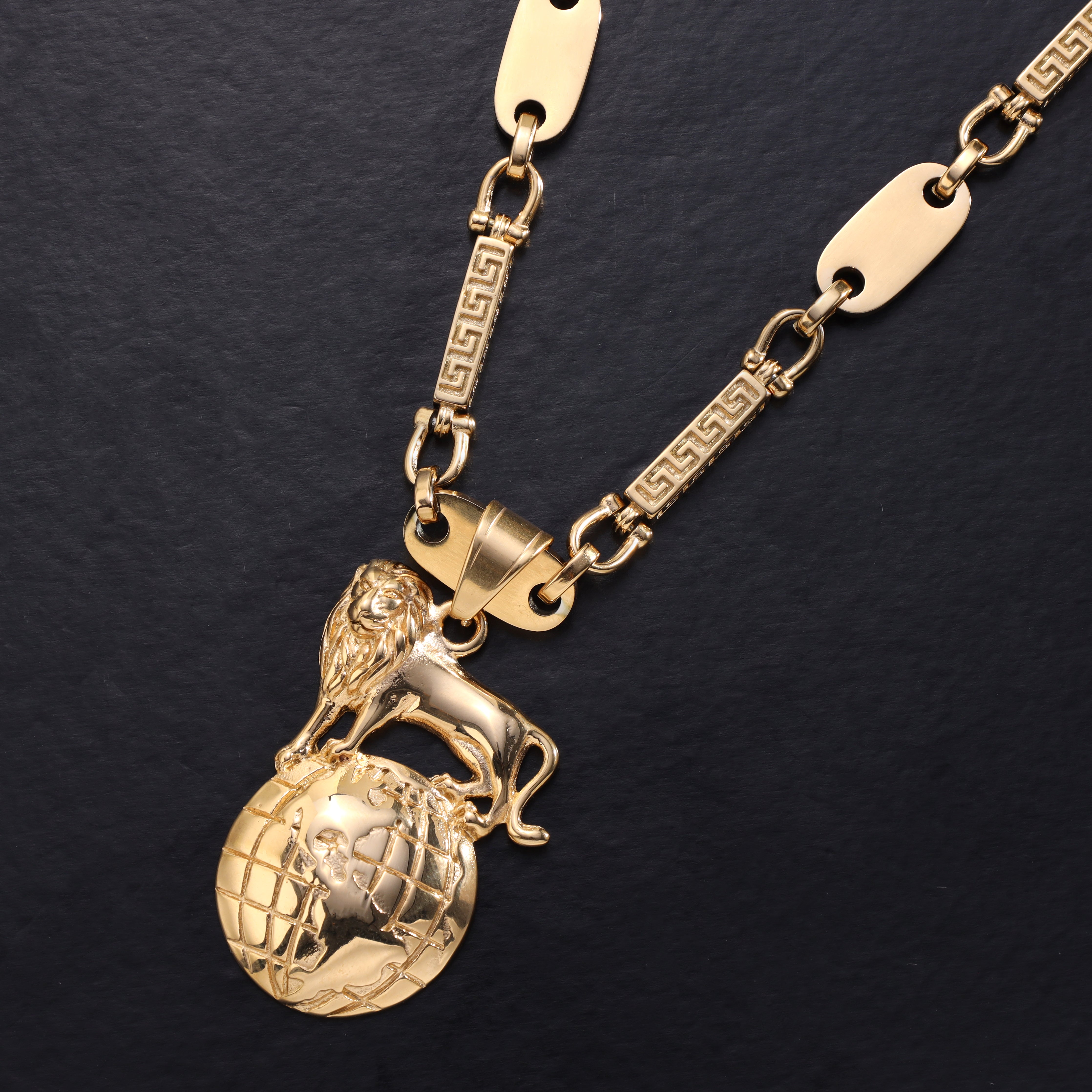 Löwe "The World Is Yours" Anhänger aus Edelstahl 18K Vergoldet - Taipan Schmuck