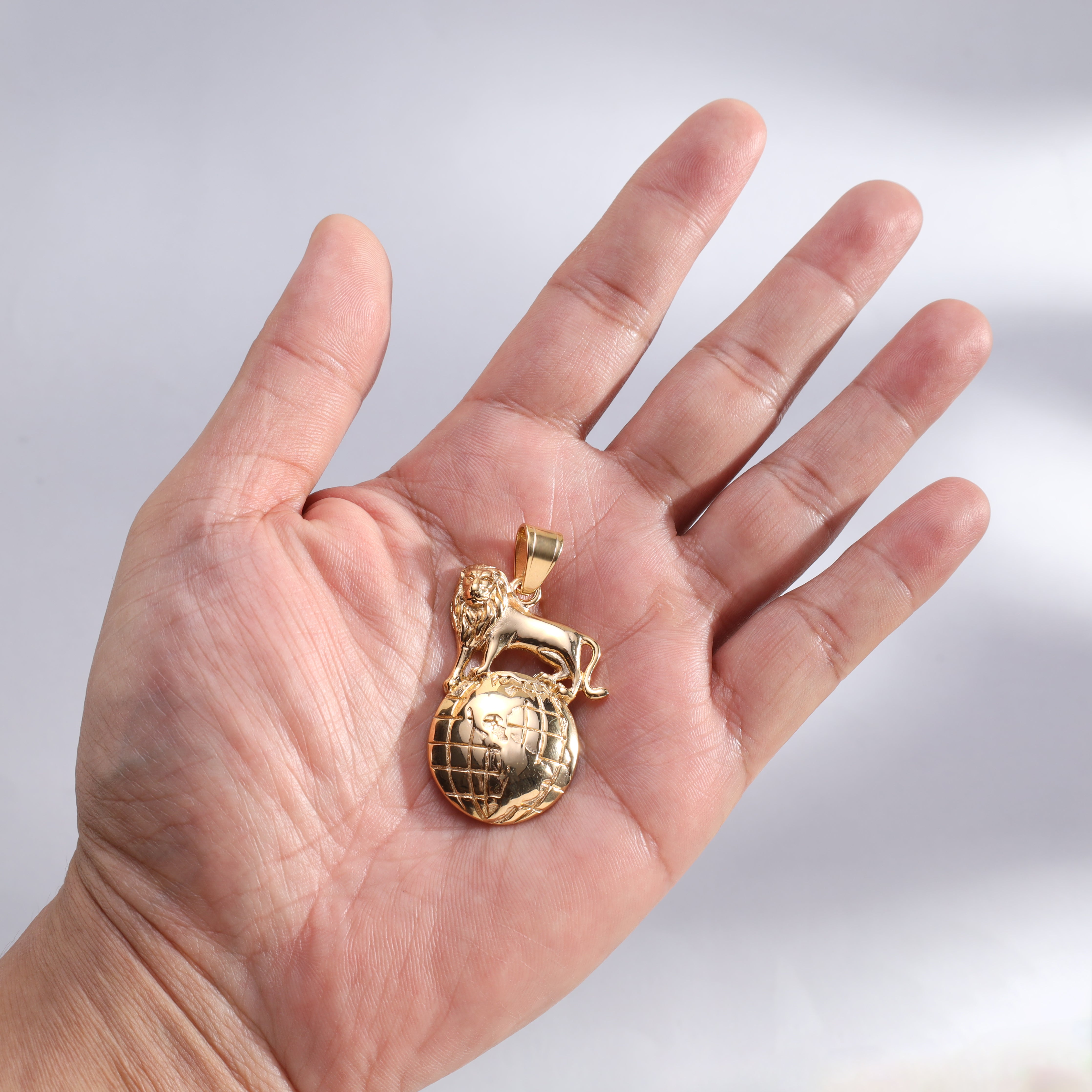 Löwe "The World Is Yours" Anhänger aus Edelstahl 18K Vergoldet - Taipan Schmuck