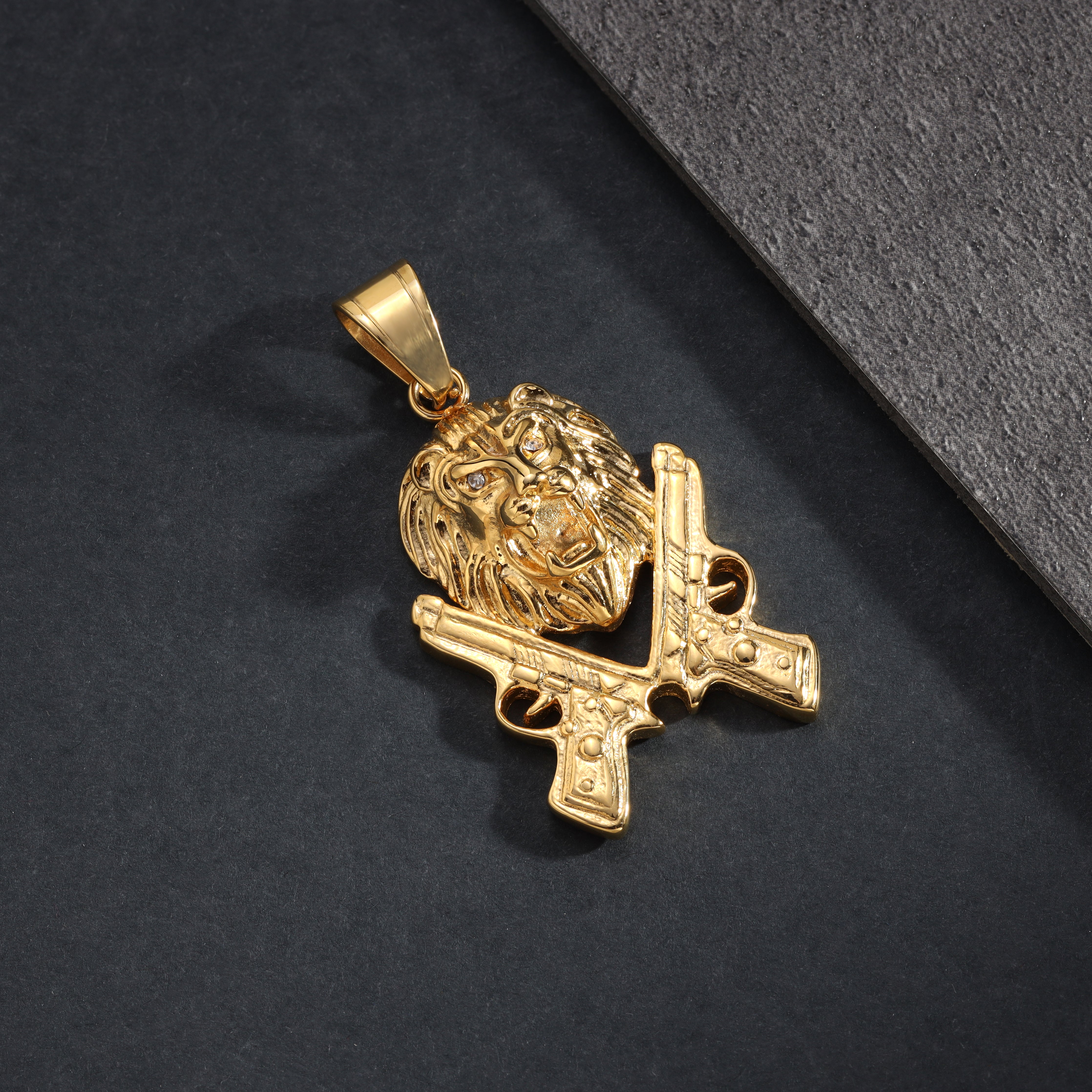 Löwe mit Pistolen Anhänger aus Edelstahl 18K vergoldet - Taipan Schmuck