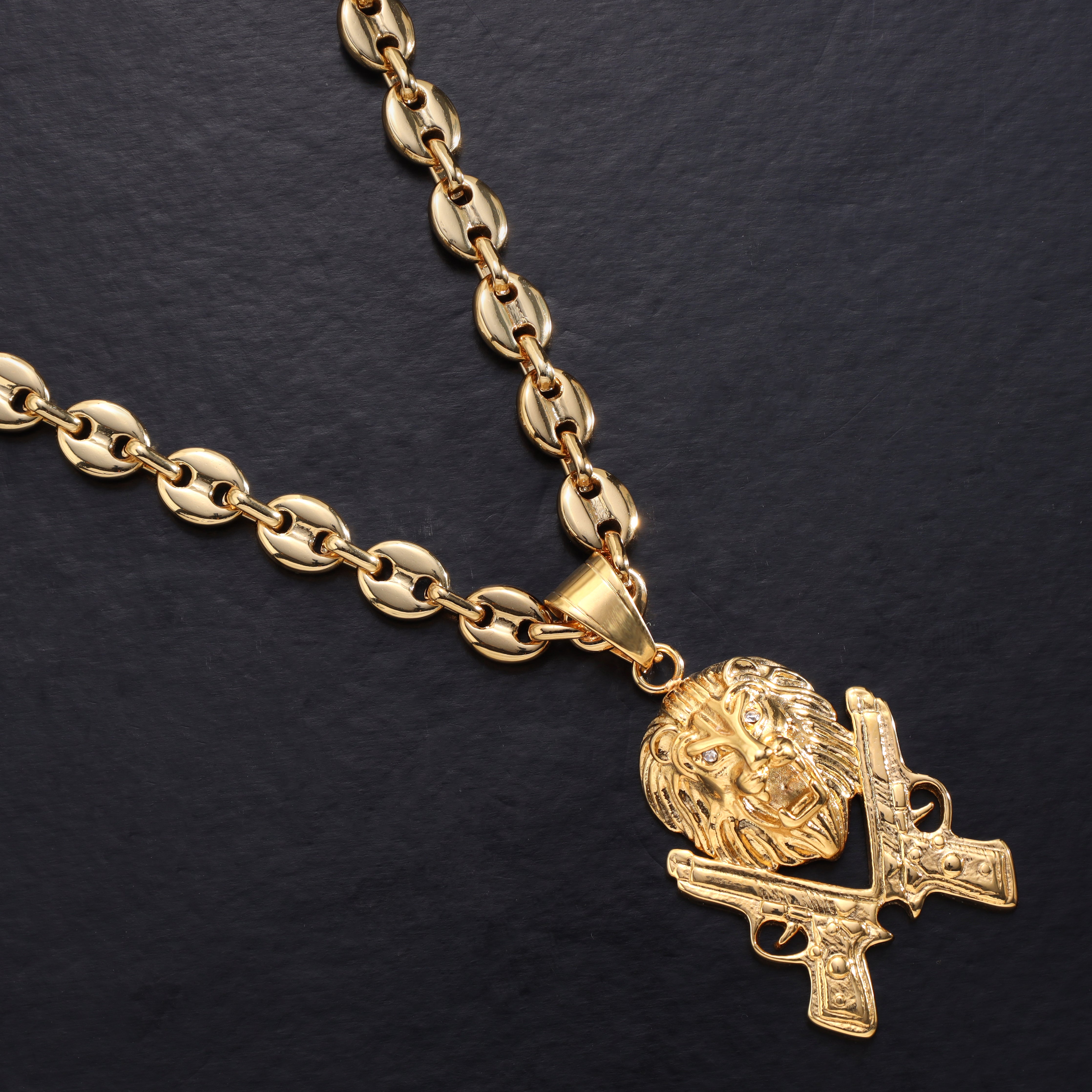 Löwe mit Pistolen Anhänger aus Edelstahl 18K vergoldet - Taipan Schmuck