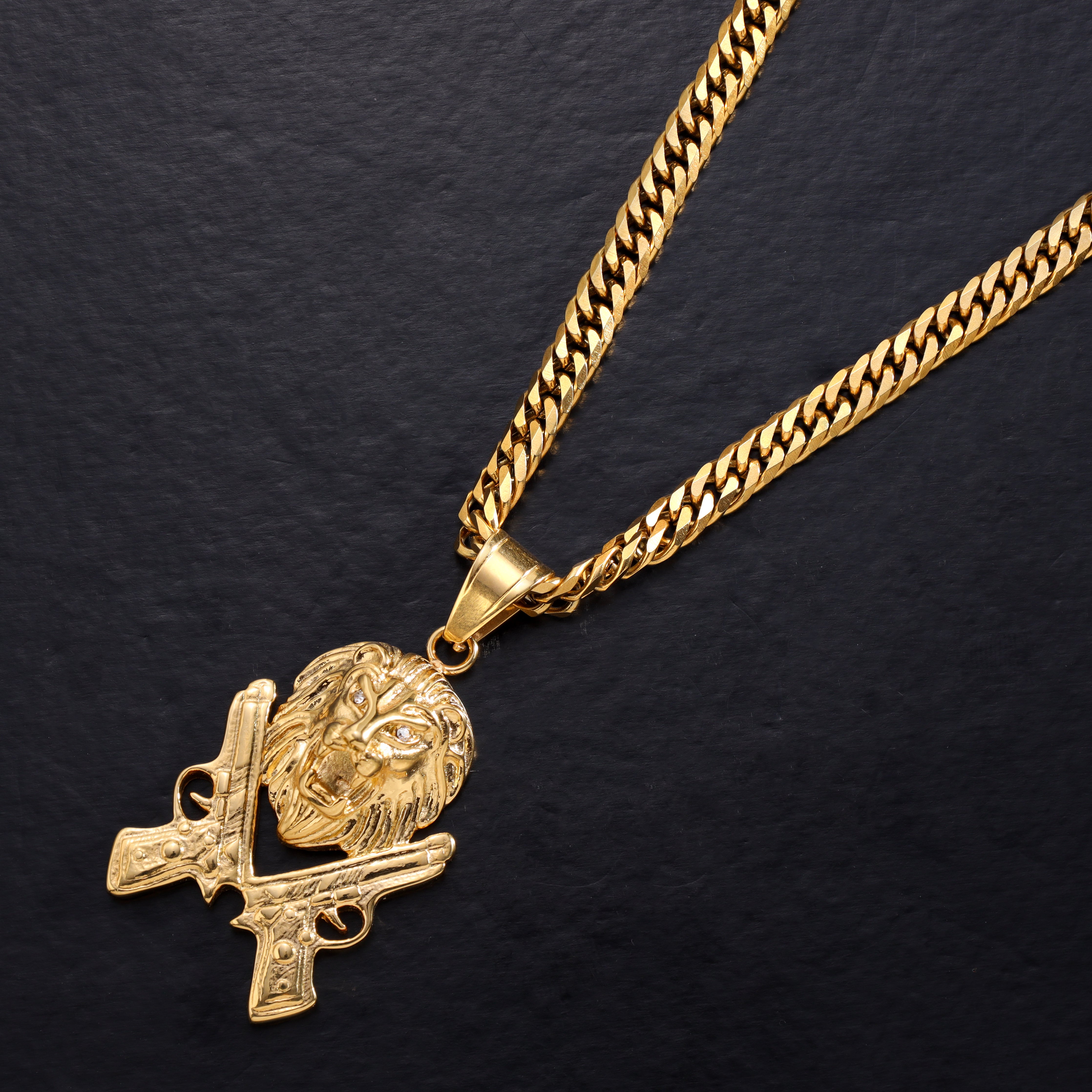 Löwe mit Pistolen Anhänger aus Edelstahl 18K vergoldet - Taipan Schmuck